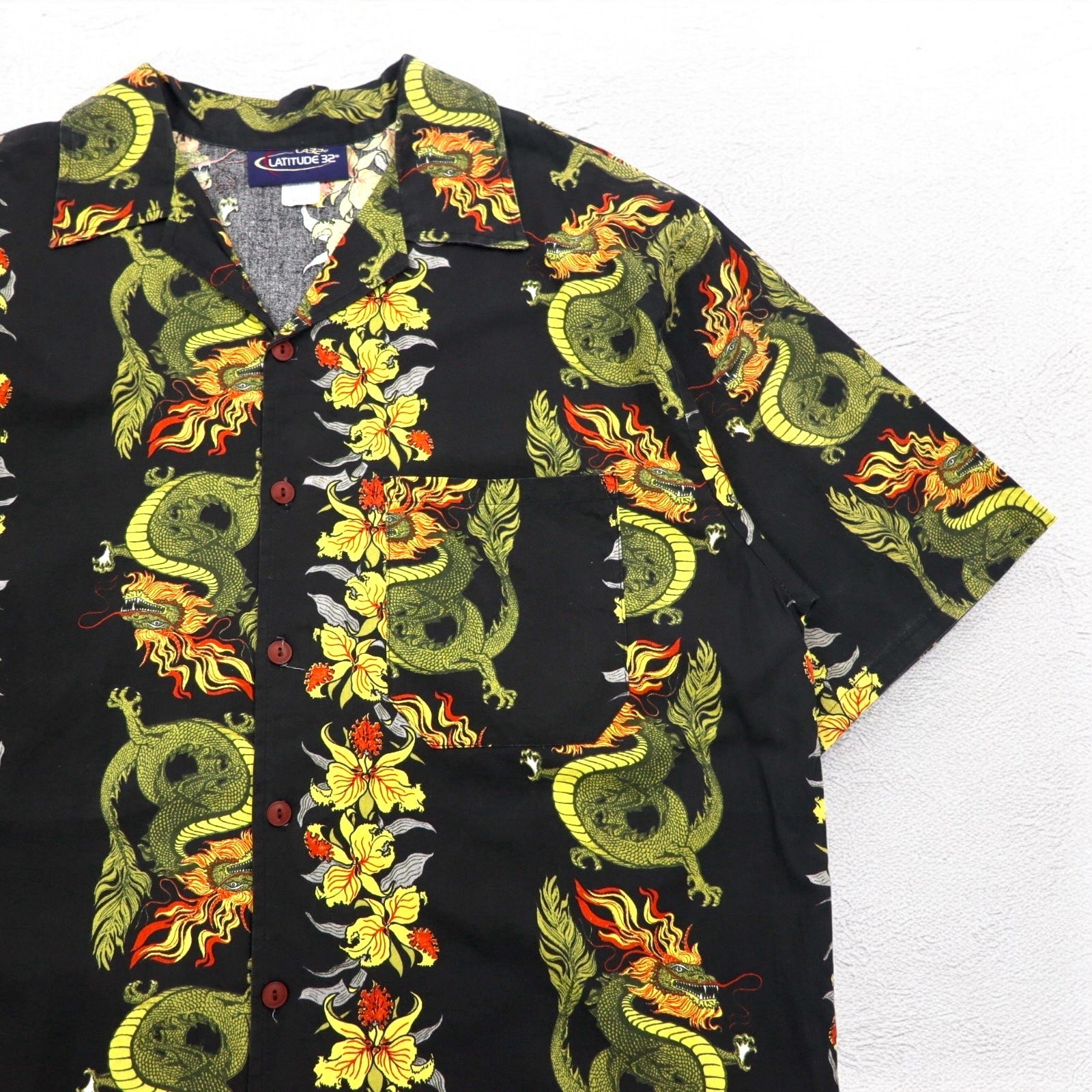 Camicia Aloha LATITUDE 32, anni '90, Made in USA, con colletto aperto, taglia 3XL, oversize, motivo intero, draghi e ibisco, colore nero.