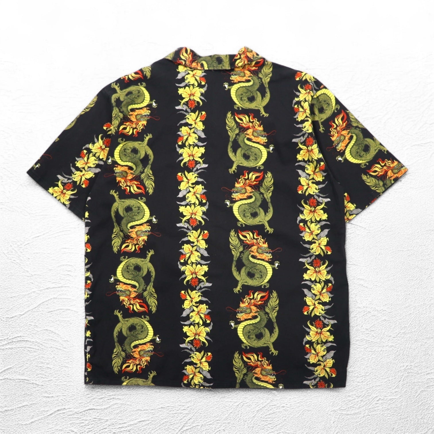 Camicia Aloha LATITUDE 32, anni '90, Made in USA, con colletto aperto, taglia 3XL, oversize, motivo intero, draghi e ibisco, colore nero.