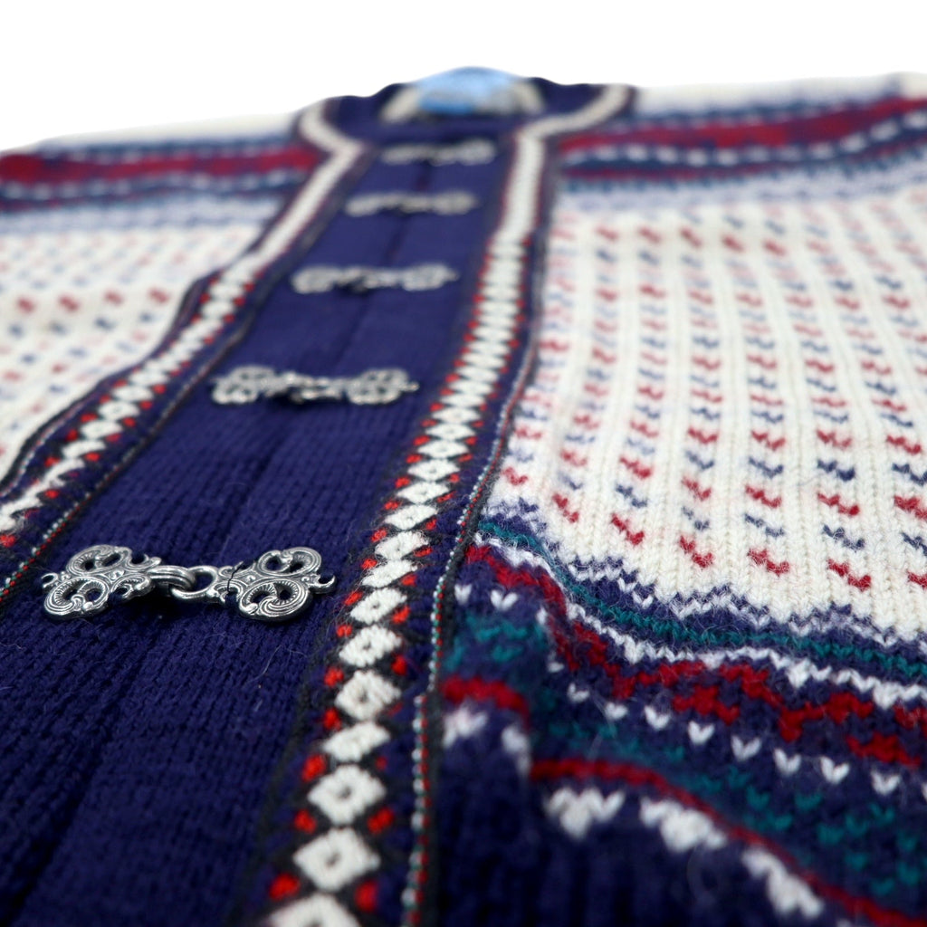 FJORD Cardigan L in maglia tirolese blu navy di lana con motivo nordico, prodotto in Norvegia