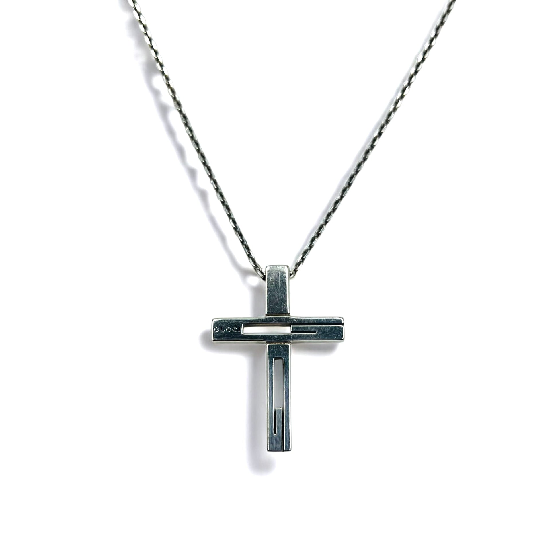GUCCI Collana con ciondolo a croce con G traforata in argento, Made in Italy, Argento 925