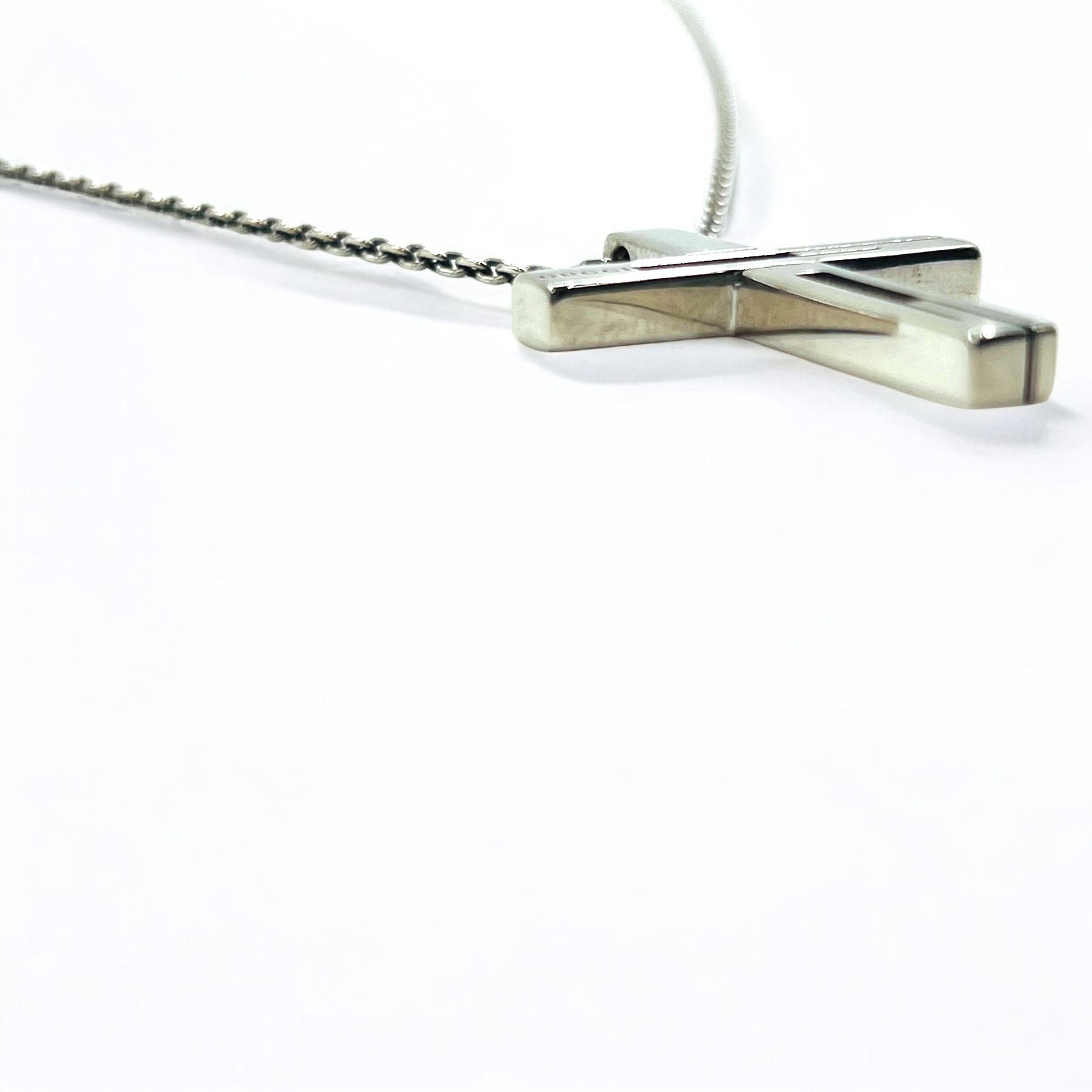 GUCCI Collana con ciondolo a croce con G traforata in argento, Made in Italy, Argento 925