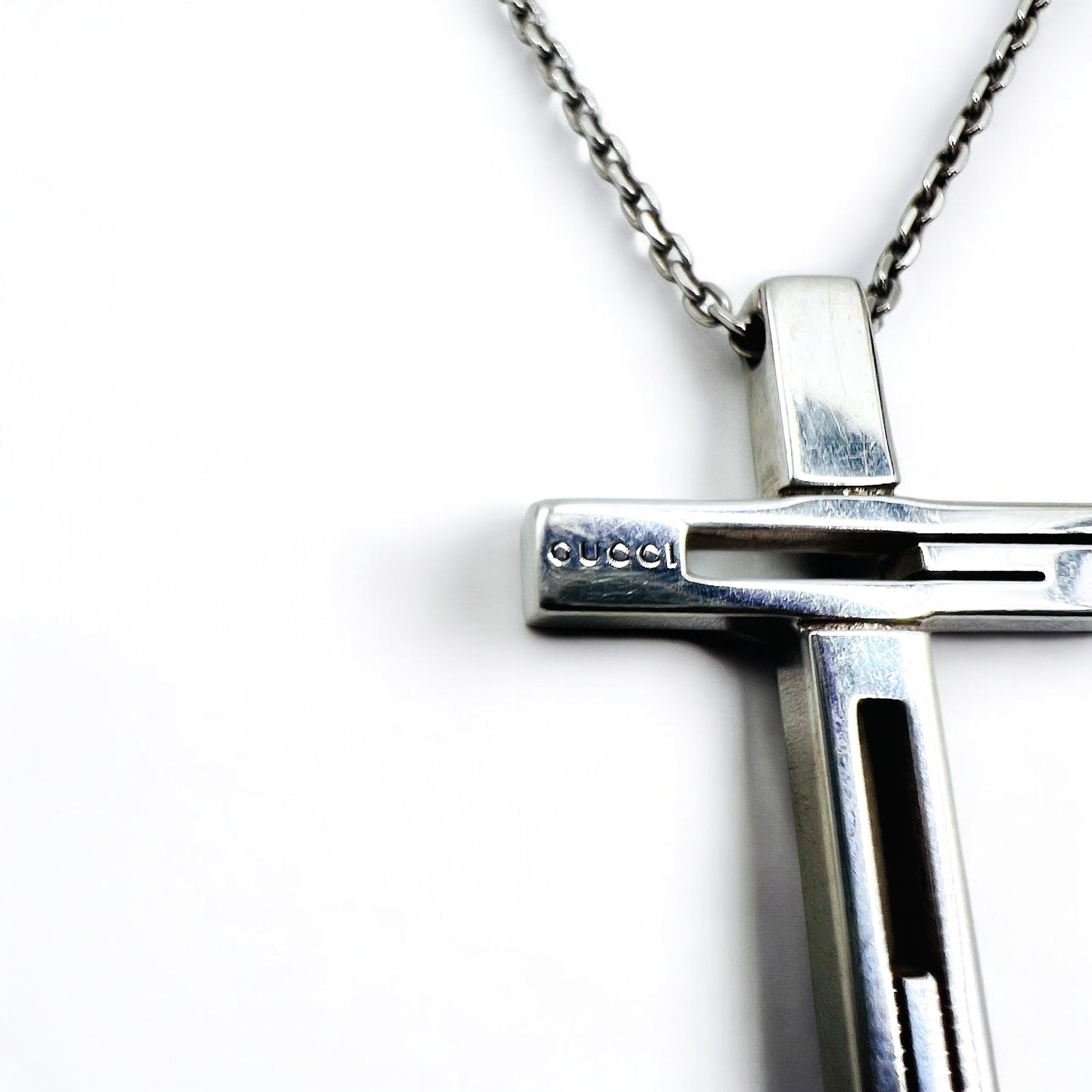 GUCCI Collana con ciondolo a croce con G traforata in argento, Made in Italy, Argento 925