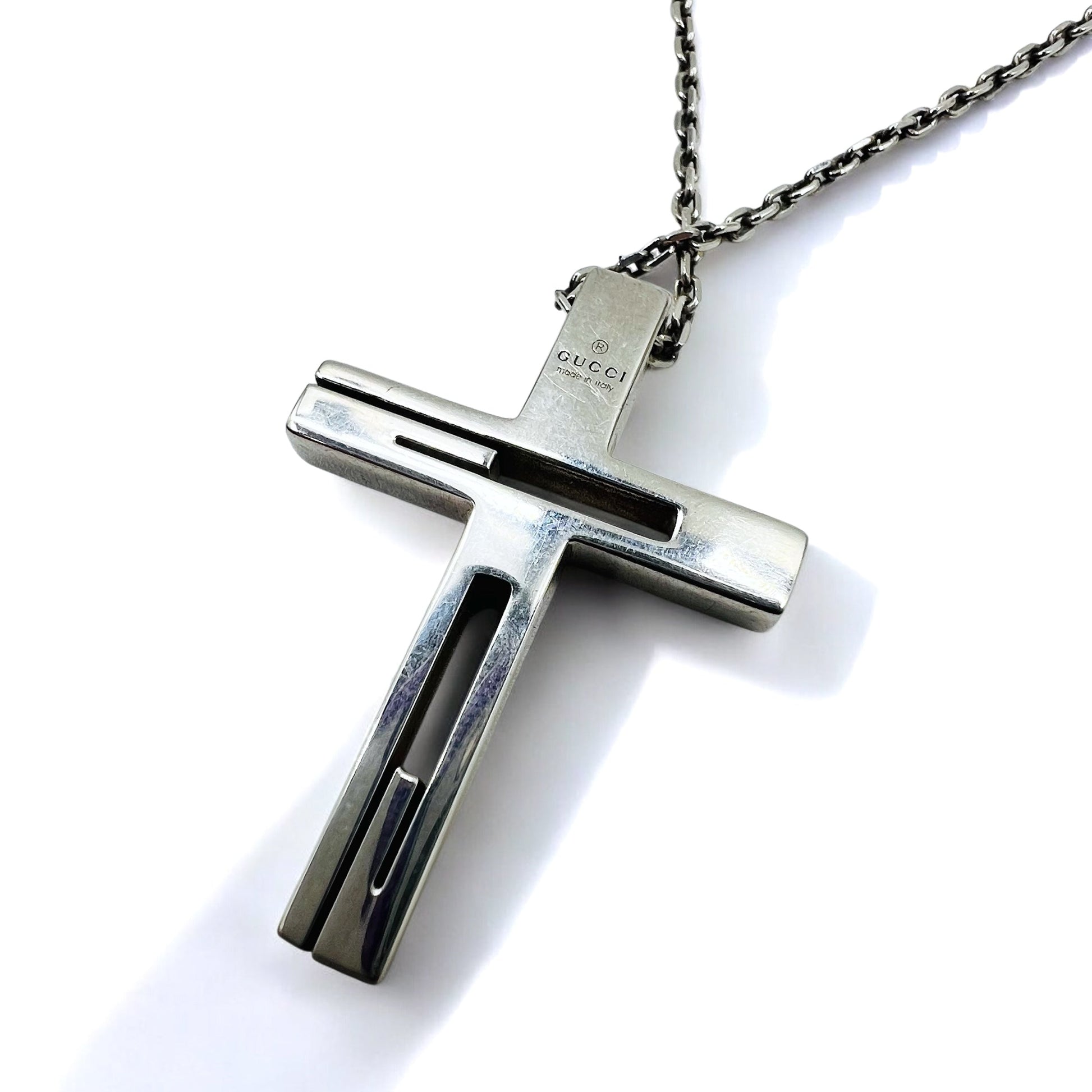 GUCCI Collana con ciondolo a croce con G traforata in argento, Made in Italy, Argento 925