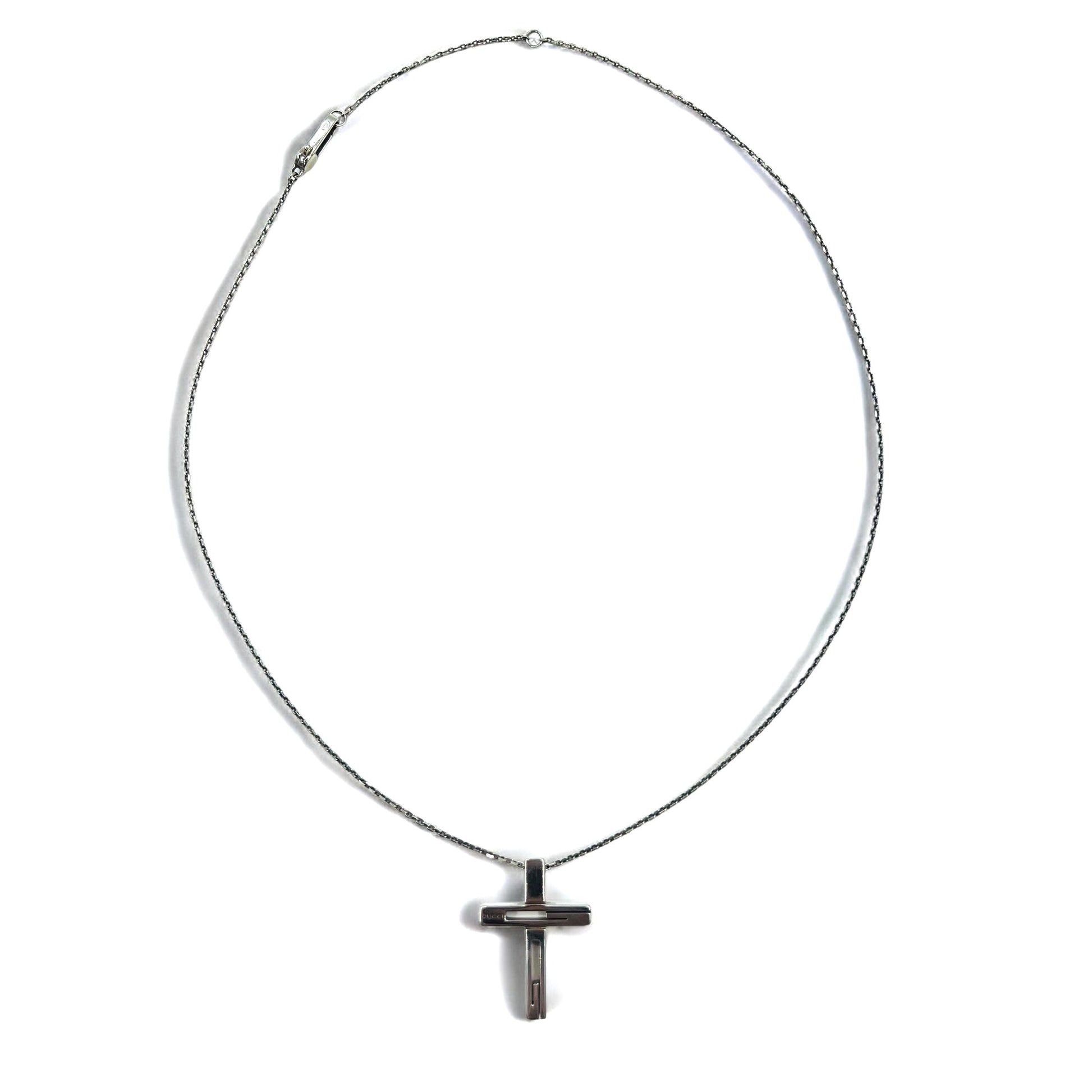 GUCCI Collana con ciondolo a croce con G traforata in argento, Made in Italy, Argento 925