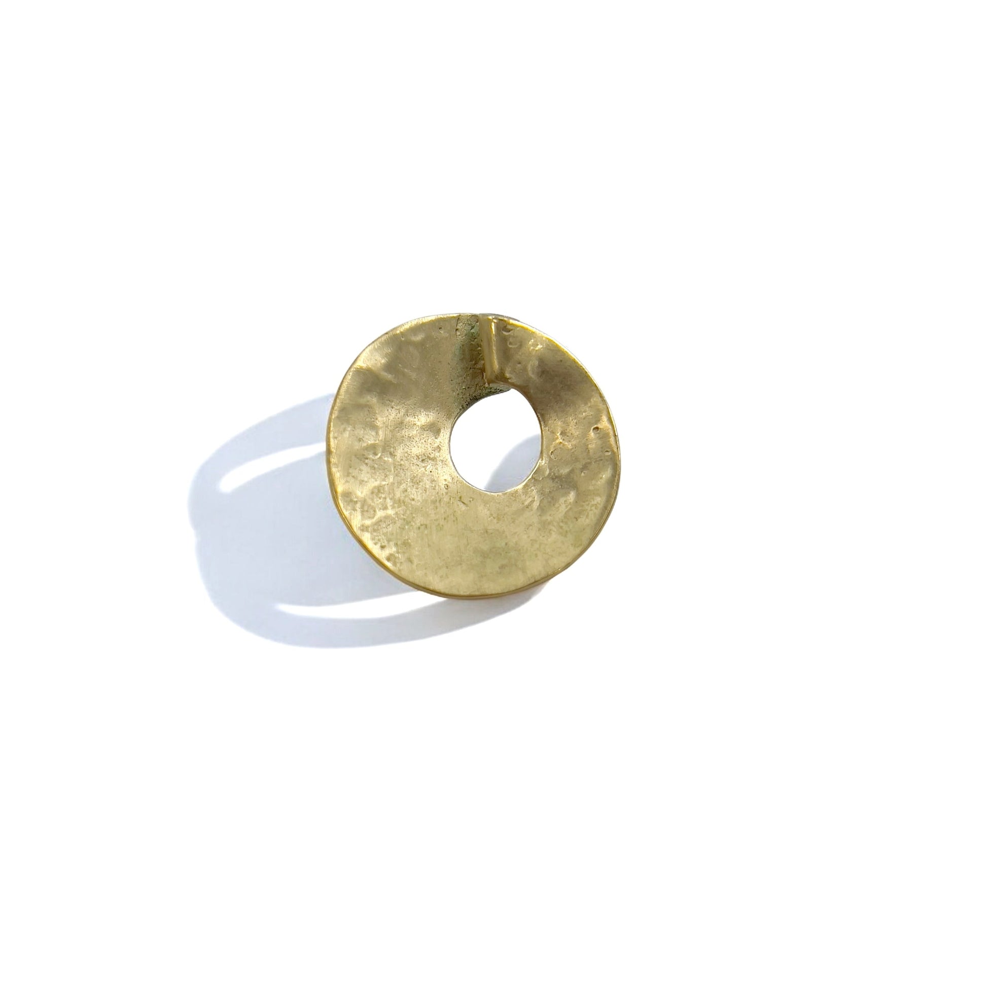 Orecchini a cerchio martellati color oro Blanc Iris con lavorazione a martello (Hammerwork) - Disponibili presso ESTNATION