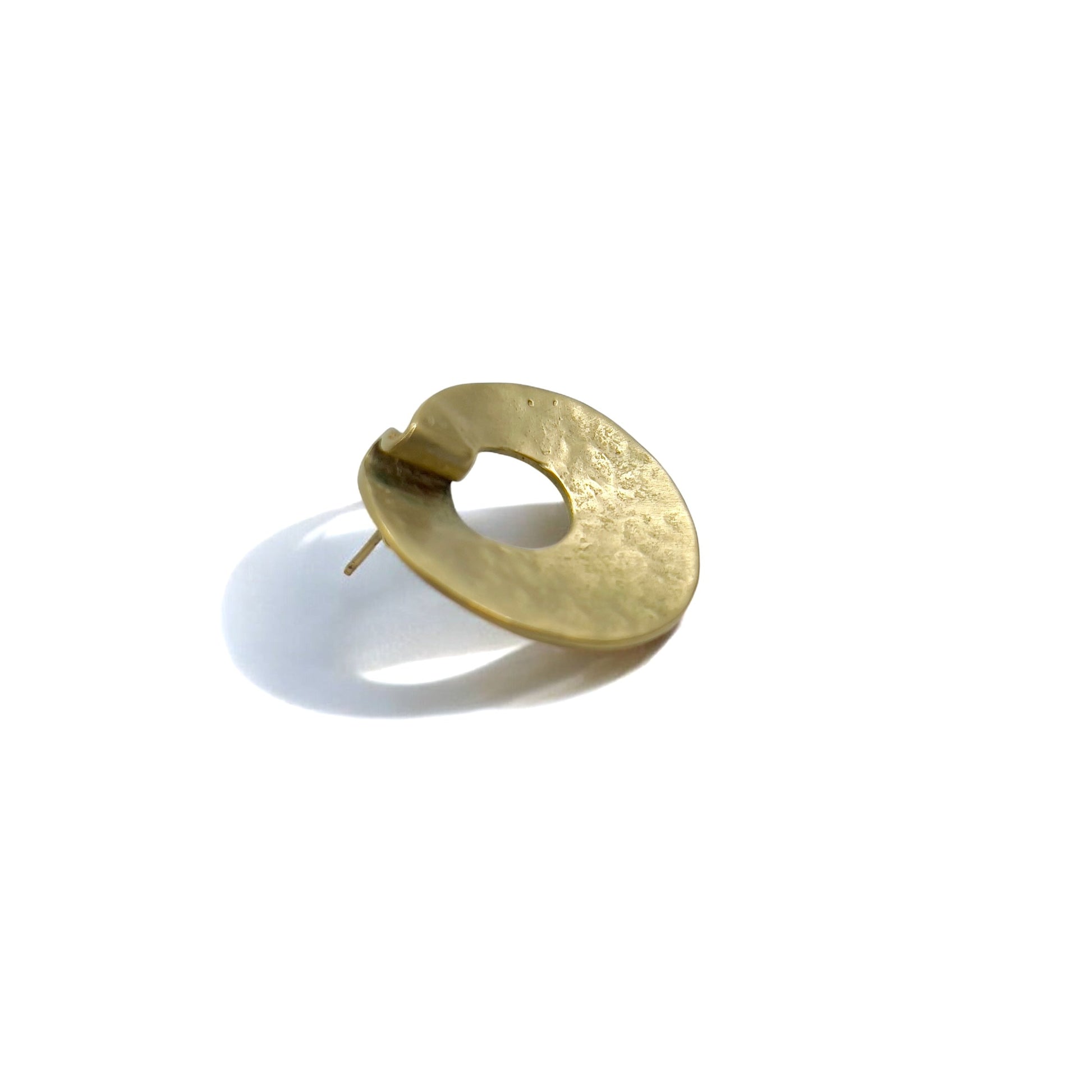 Orecchini a cerchio martellati color oro Blanc Iris con lavorazione a martello (Hammerwork) - Disponibili presso ESTNATION