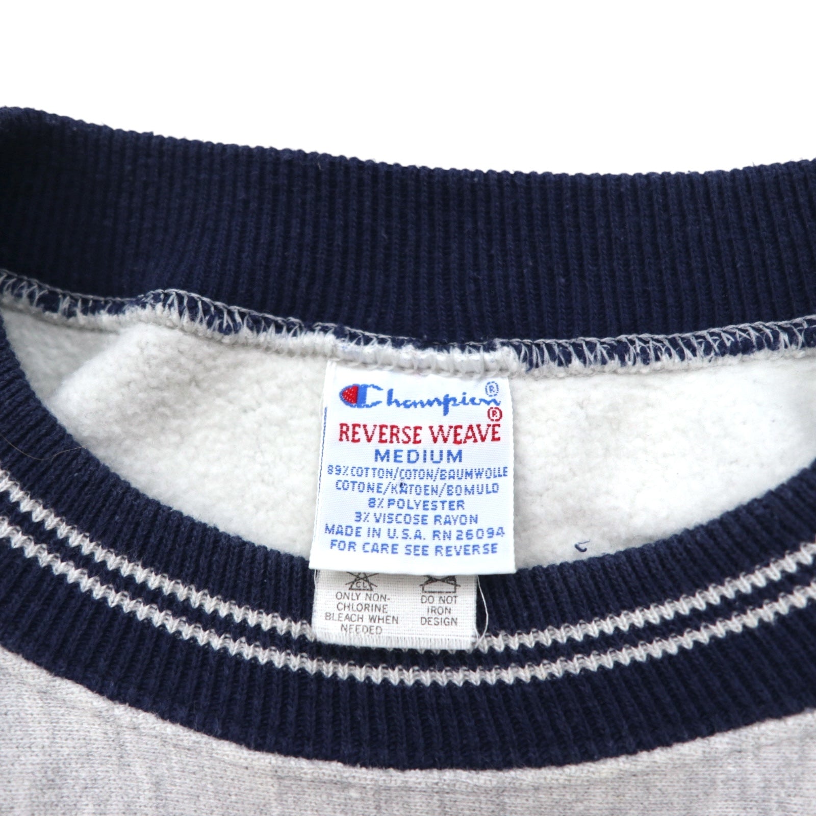 Champion anni '90, made in USA, Reverse Weave con etichetta ricamata, bordi a coste, felpa grigia taglia M, logo Script ricamato.