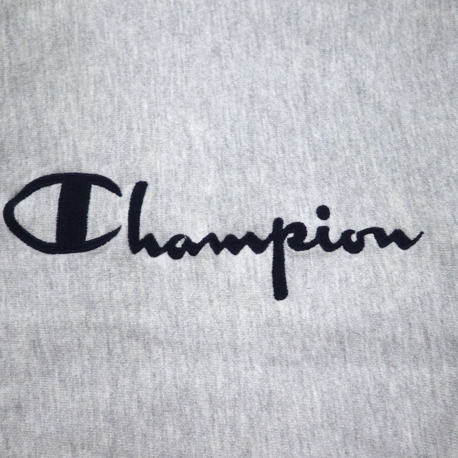 Champion anni '90, made in USA, Reverse Weave con etichetta ricamata, bordi a coste, felpa grigia taglia M, logo Script ricamato.