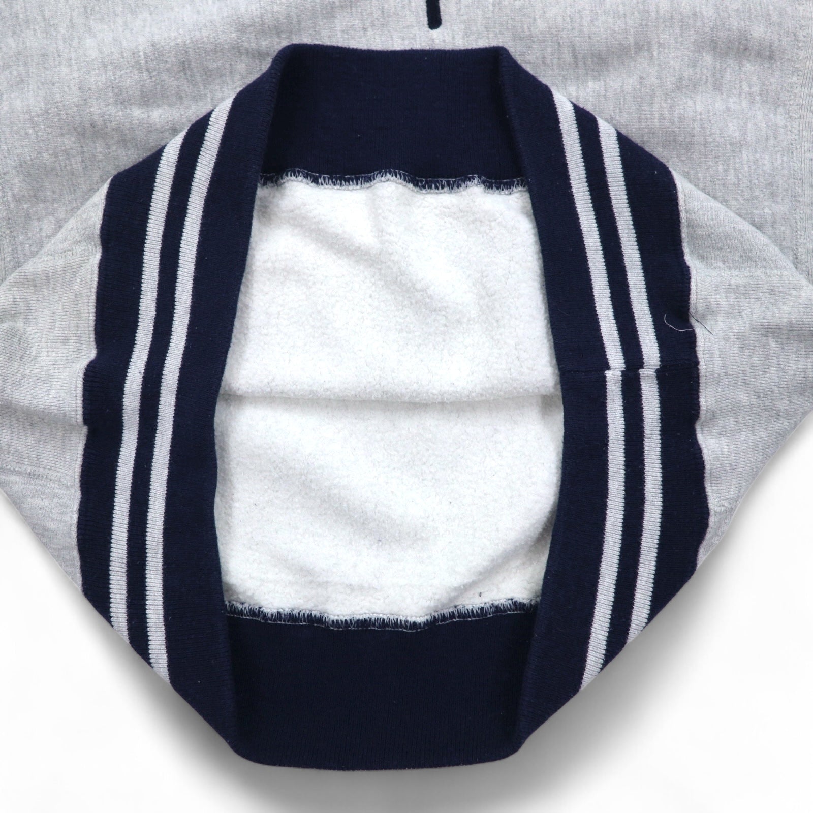 Champion anni '90, made in USA, Reverse Weave con etichetta ricamata, bordi a coste, felpa grigia taglia M, logo Script ricamato.