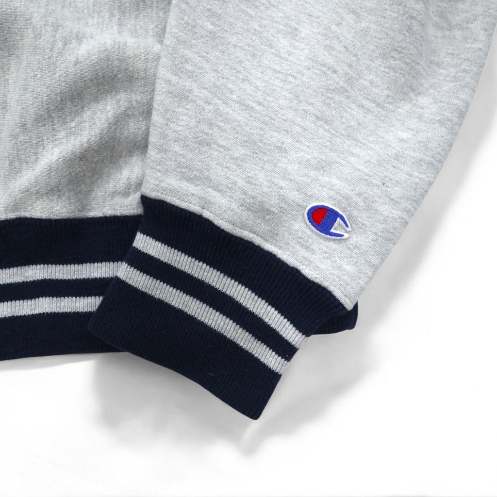 Champion anni '90, made in USA, Reverse Weave con etichetta ricamata, bordi a coste, felpa grigia taglia M, logo Script ricamato.