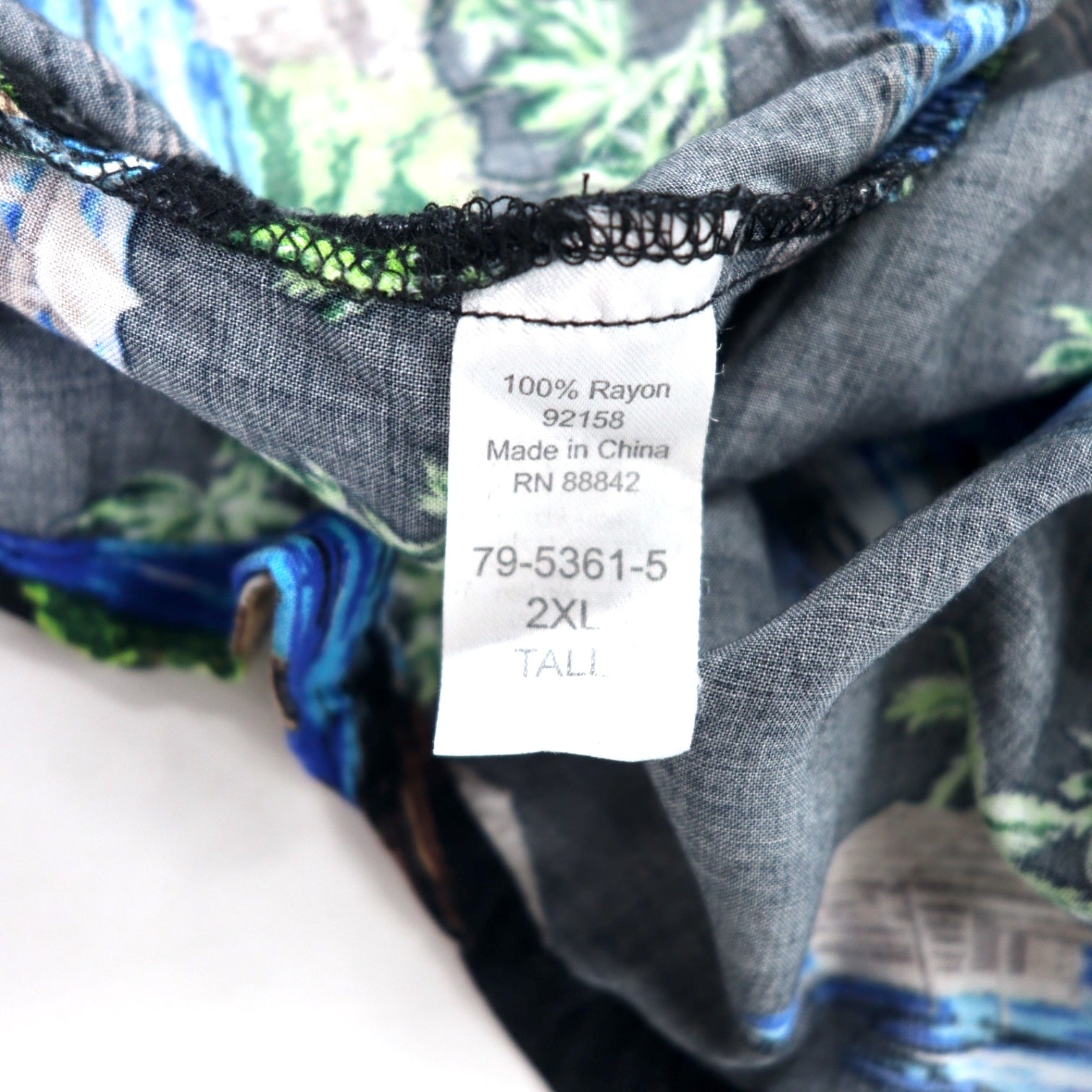 Camicia hawaiana KING SIZE con colletto aperto 2XL nera in rayon fantasia, taglia grande da spiaggia