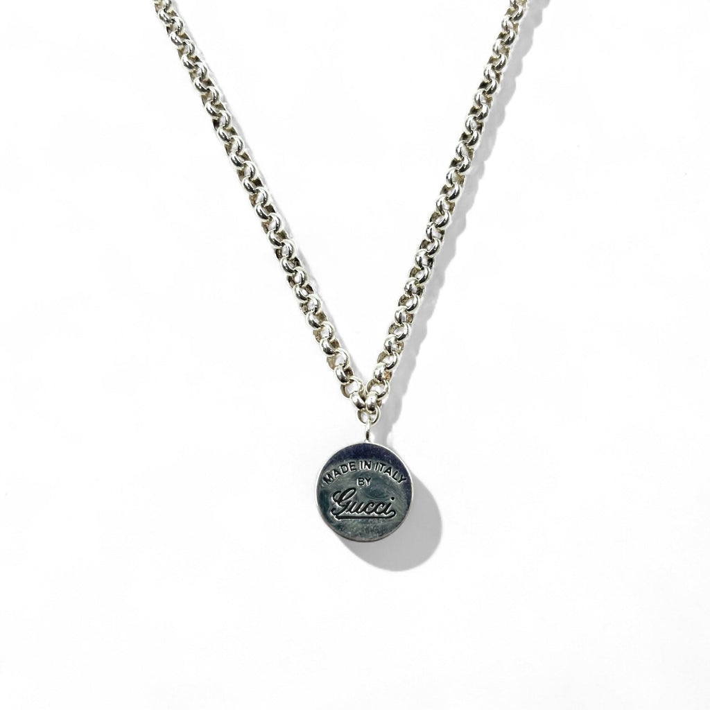 GUCCI Collana con ciondolo a moneta con logo, in argento 925, rotonda