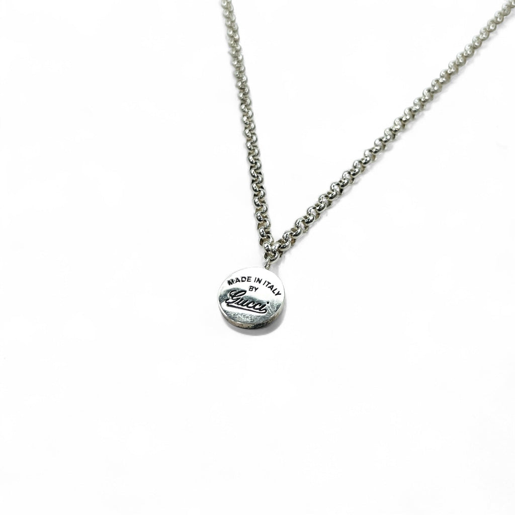 GUCCI Collana con ciondolo a moneta con logo, in argento 925, rotonda