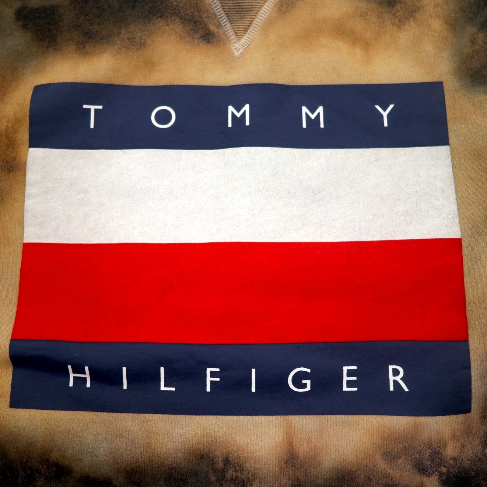 Felpa TOMMY HILFIGER tie-dye scollo a V, taglia M, colore nero con stampa logo a bandiera
