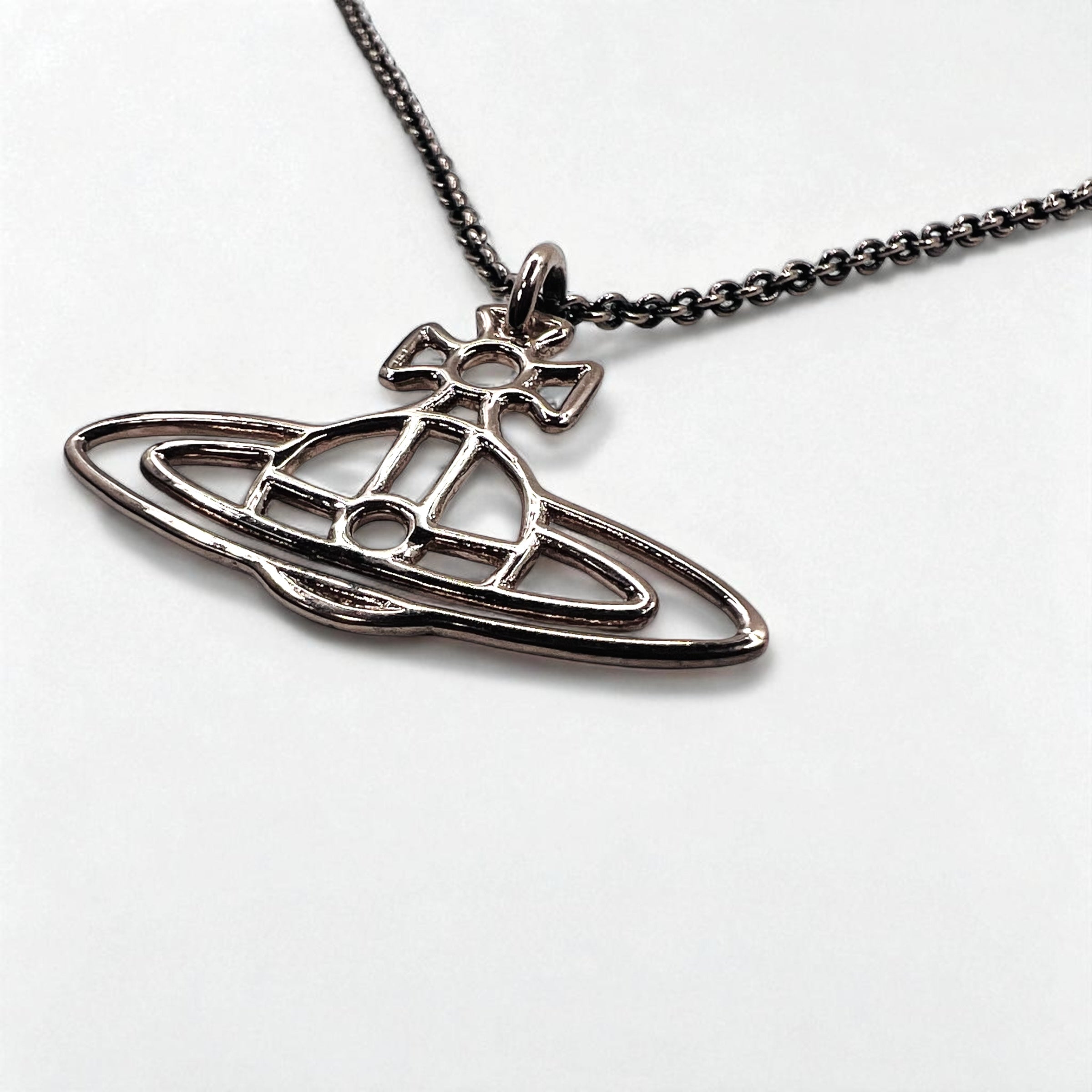 Vivienne Westwood Collana pendente orb piatta oro rosa THIN LINES SHORT FLAT ORB Necklace 63020260 Articolo non utilizzato