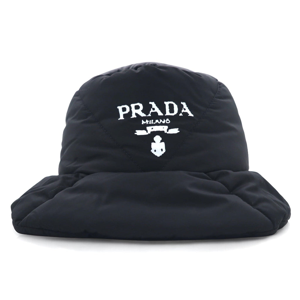 PRADA Cappello da pescatore in Re-Nylon imbottito, trapuntato, con stampa logo, Collezione A/I 22, 2HC252