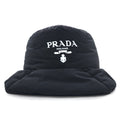 PRADA Cappello da pescatore in Re-Nylon imbottito, trapuntato, con stampa logo, Collezione A/I 22, 2HC252
