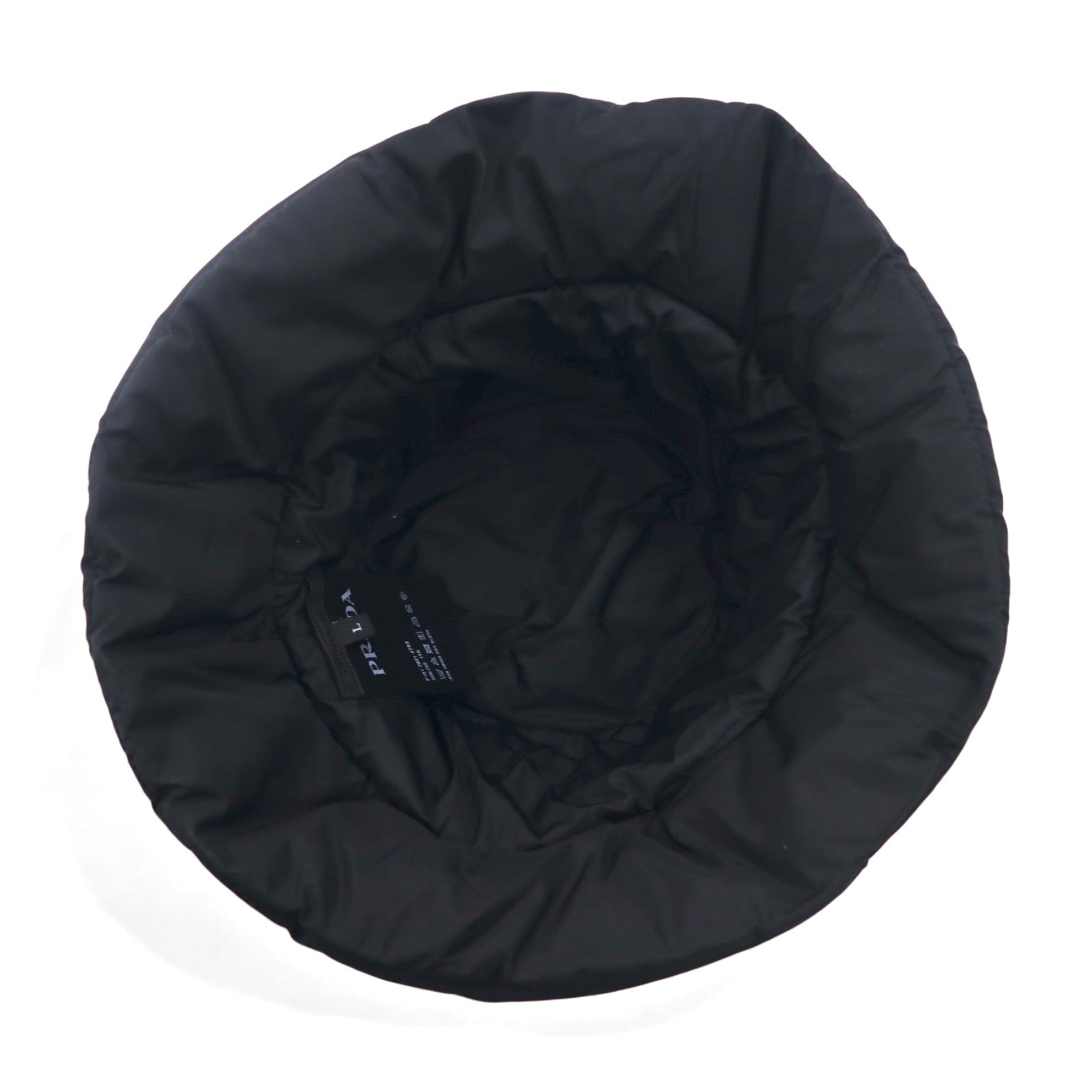 PRADA Cappello da pescatore in Re-Nylon imbottito, trapuntato, con stampa logo, Collezione A/I 22, 2HC252