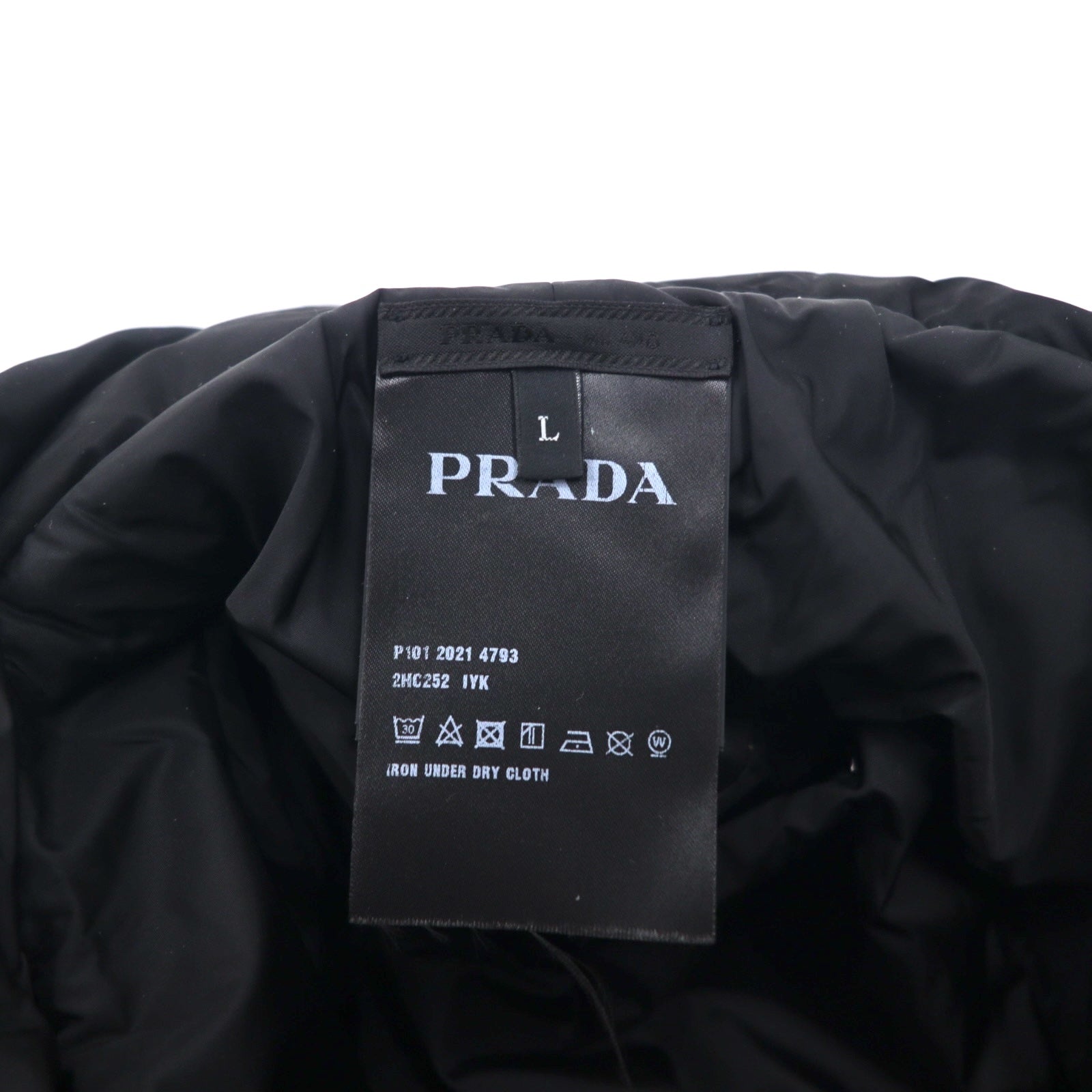 PRADA Cappello da pescatore in Re-Nylon imbottito, trapuntato, con stampa logo, Collezione A/I 22, 2HC252