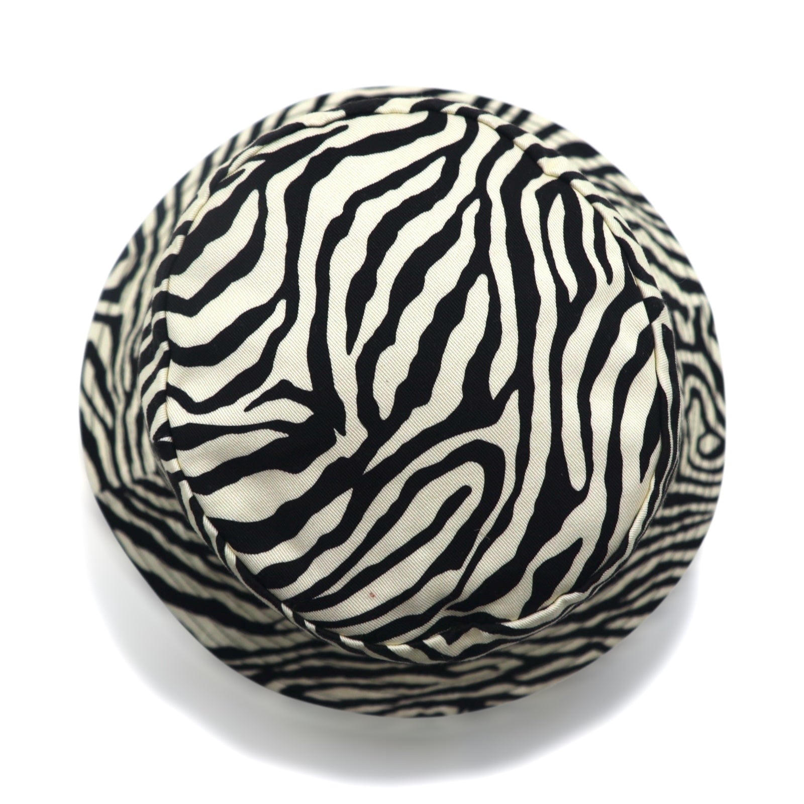 CELINE Cappello a secchiello stampa zebrata M bianco nero fantasia animalier Hedi Slimane 22AW 2AUV1979S
