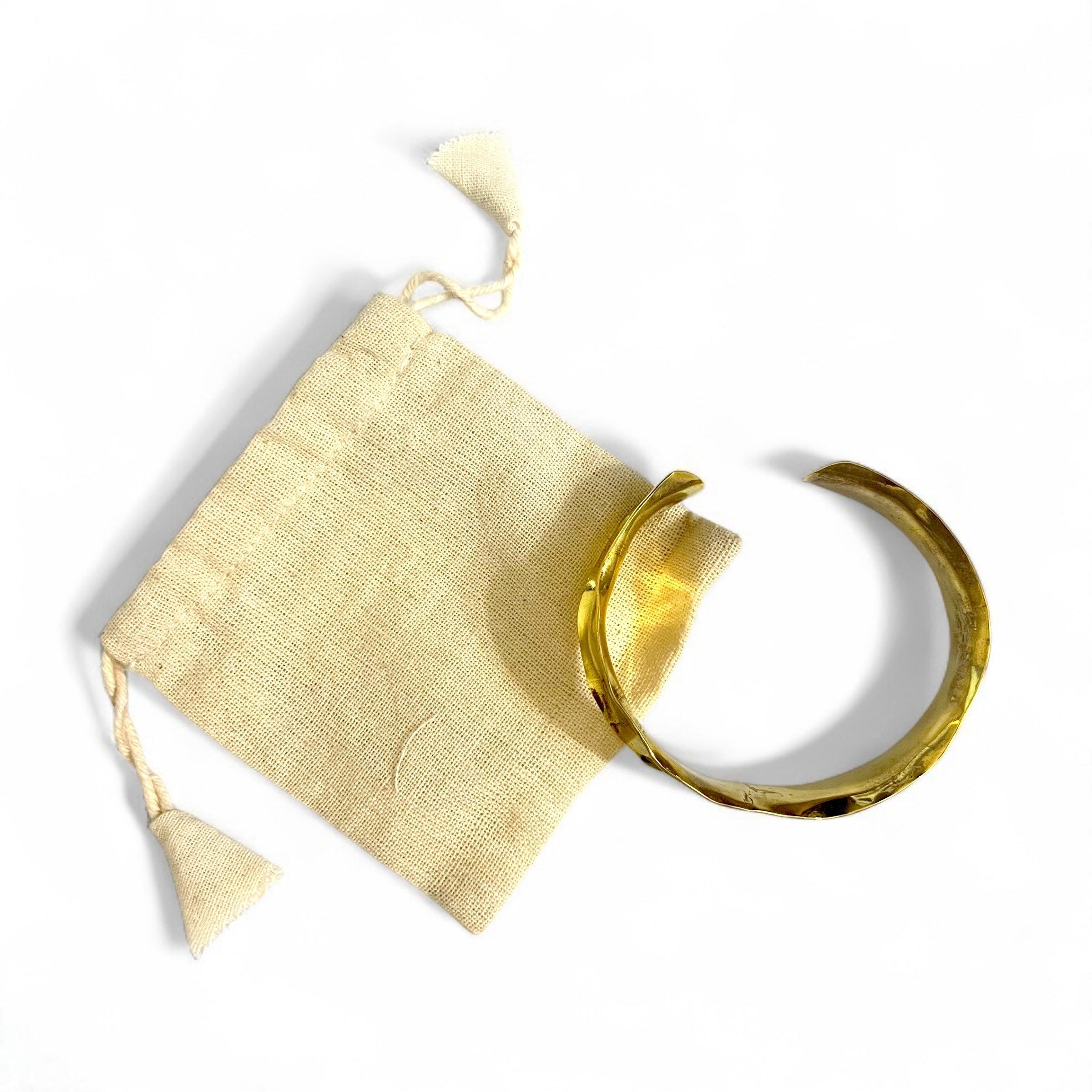 GAIJIN MADE (Hollywood Ranch Market) Bracciale rigido largo in ottone dorato in metallo