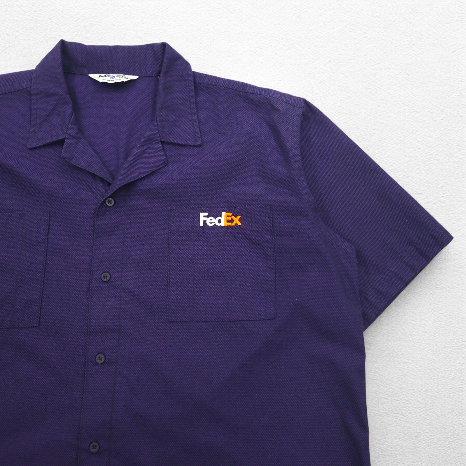 FedEx Camicia da lavoro anni '90 a collo aperto a maniche corte Colletto aperto XL Viola Azienda americana Silhouette squadrata Disegnata da Stan Herman VF Imagewear
