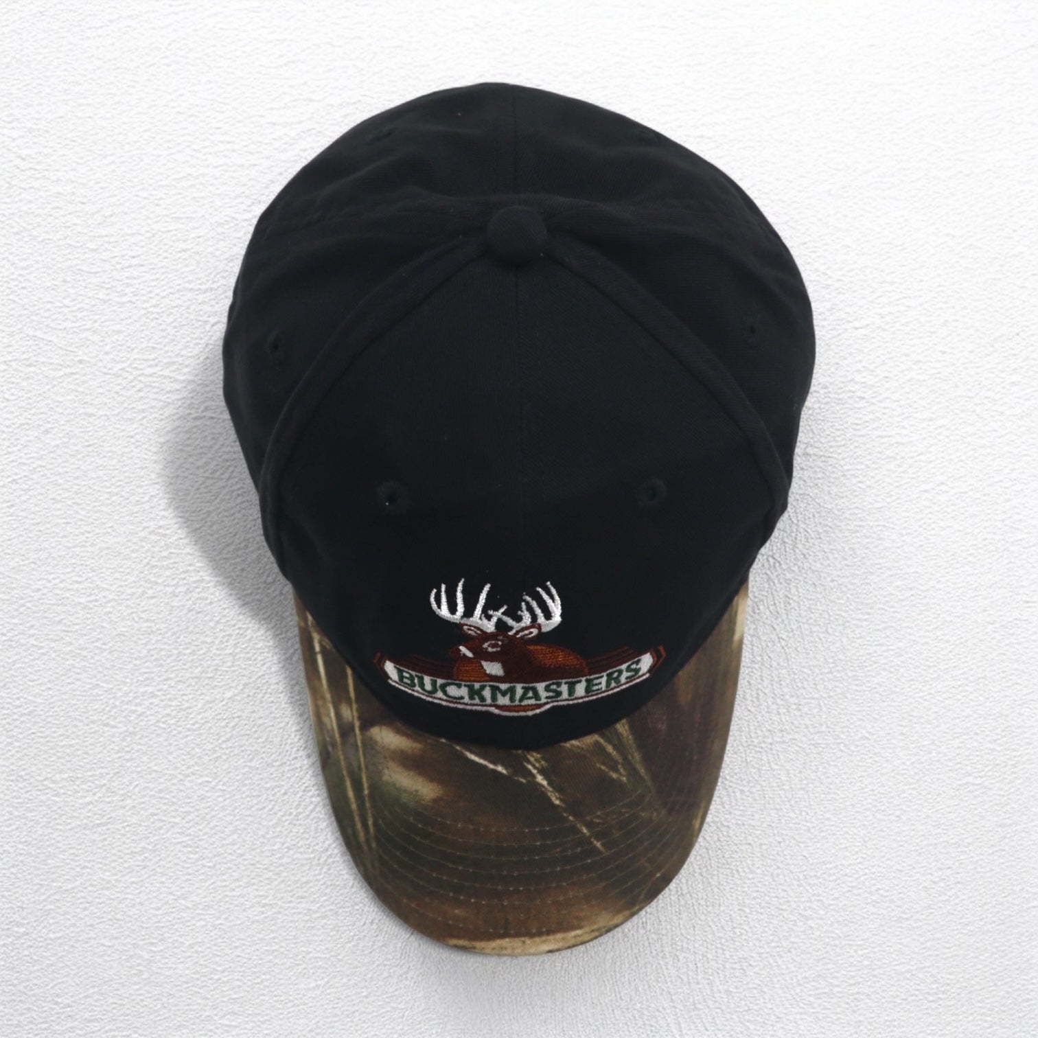 BUCKMASTERS Cappellino da esterno mimetico Realtree con inserti in pelle, taglia unica, regolabile, nero con ricamo animale