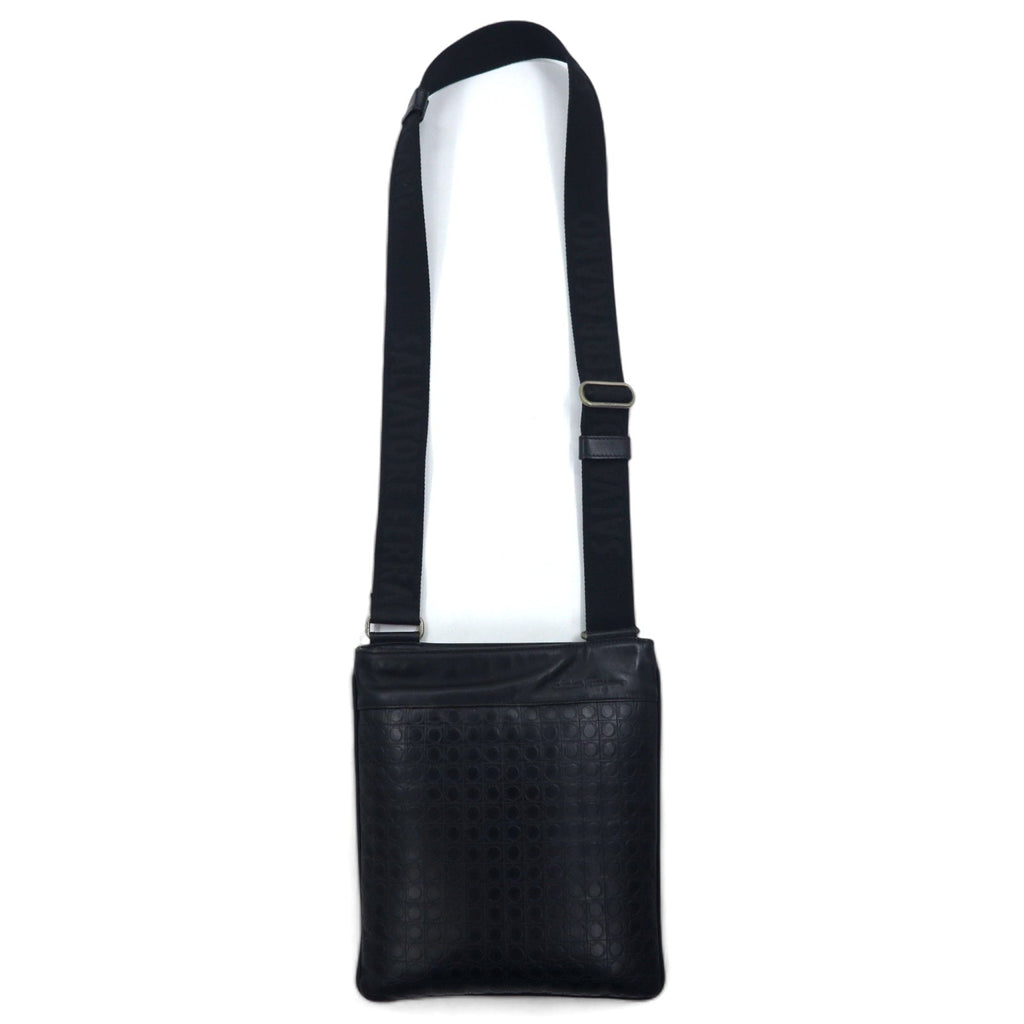 Salvatore Ferragamo Borsa a Spalla Gamma Soft Nera in Pelle, Made in Italy, Monogramma Gancini Goffrato FB-24 9420