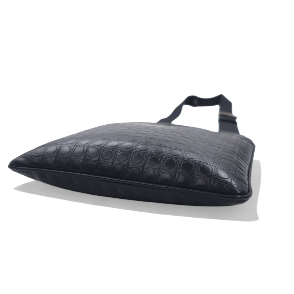 Salvatore Ferragamo Borsa a Spalla Gamma Soft Nera in Pelle, Made in Italy, Monogramma Gancini Goffrato FB-24 9420
