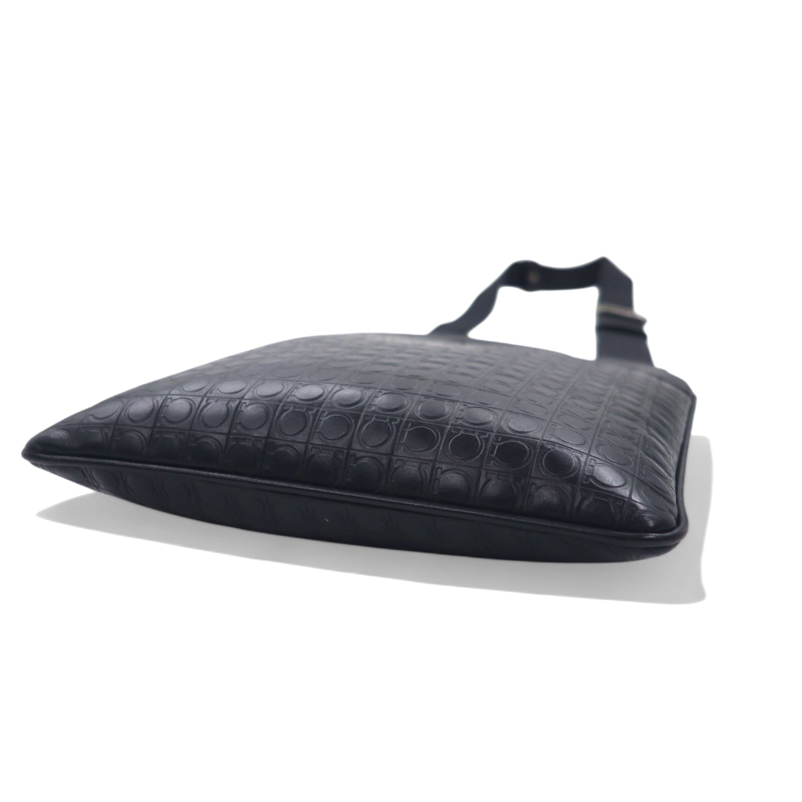 Salvatore Ferragamo Borsa a Spalla Gamma Soft Nera in Pelle, Made in Italy, Monogramma Gancini Goffrato FB-24 9420