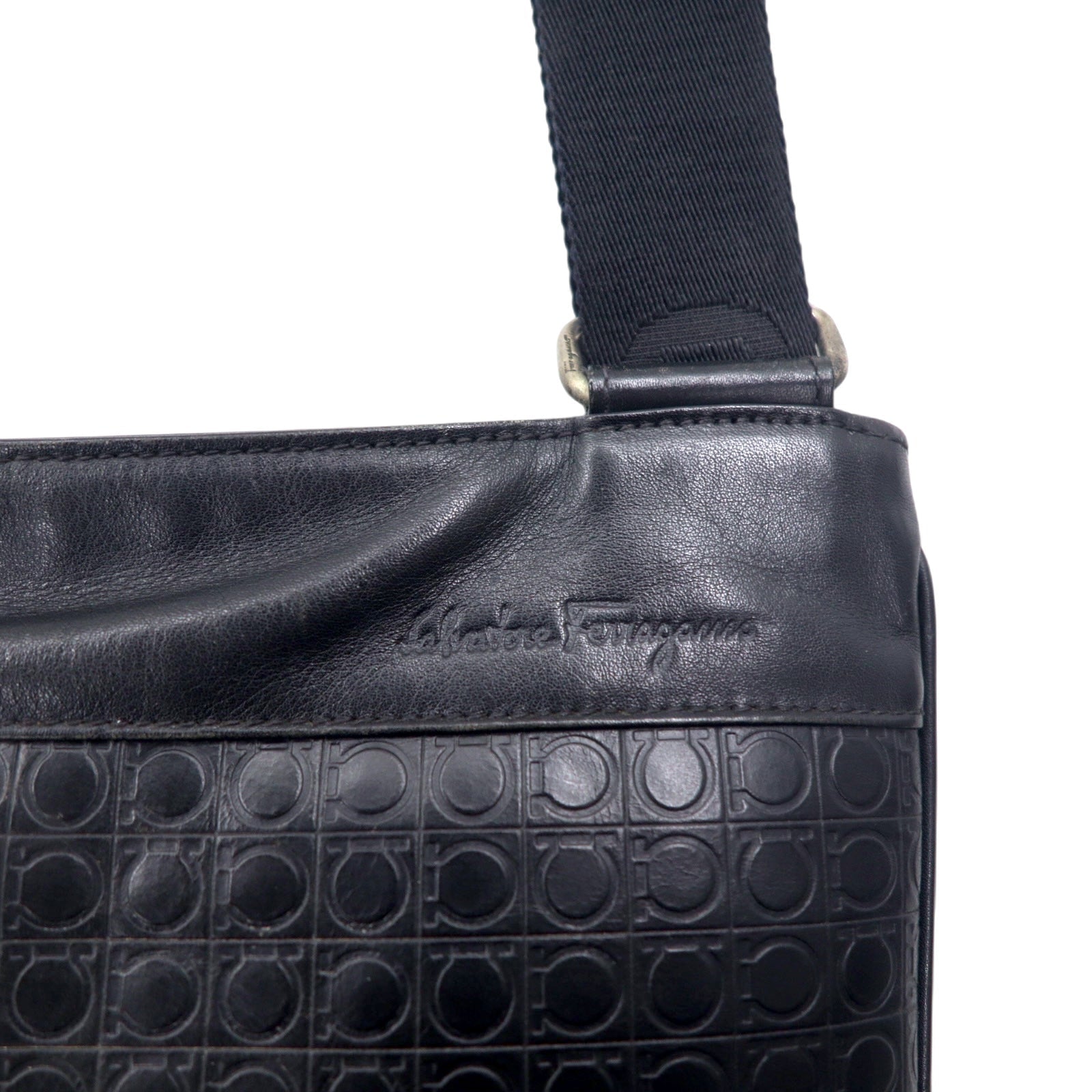 Salvatore Ferragamo Borsa a Spalla Gamma Soft Nera in Pelle, Made in Italy, Monogramma Gancini Goffrato FB-24 9420
