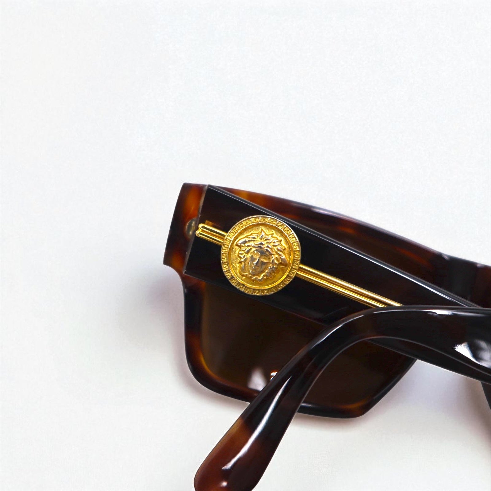 Gianni Versace Occhiali da sole quadrati a forma di "Wellington", in tartaruga, con Medusa, MOD.372/DM, Made in Italy