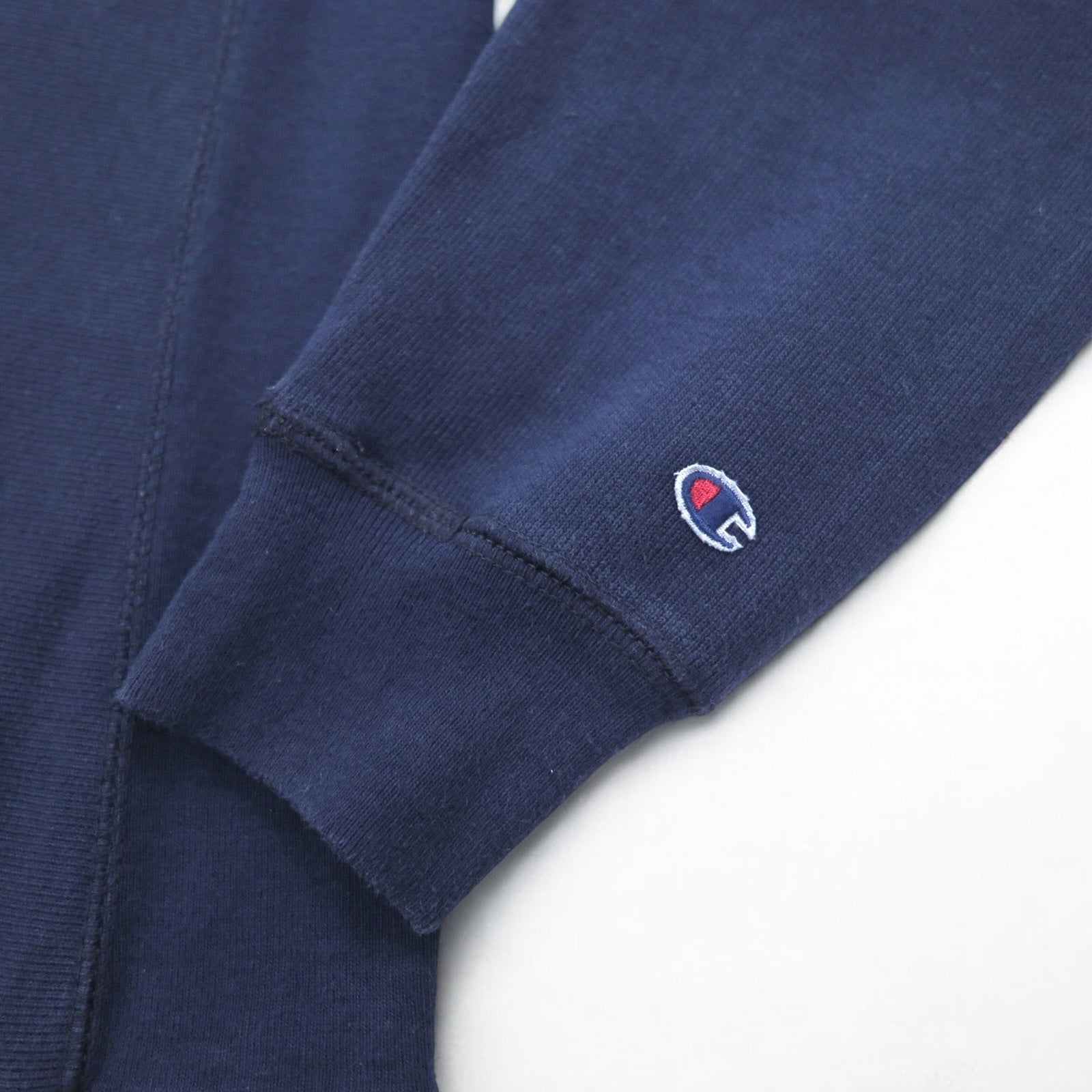 Champion Reverse Weave FELPA COLLEGE M BLU SCURO DE SALES UNIVERSITY LOGO AD ARCO V-FRONT