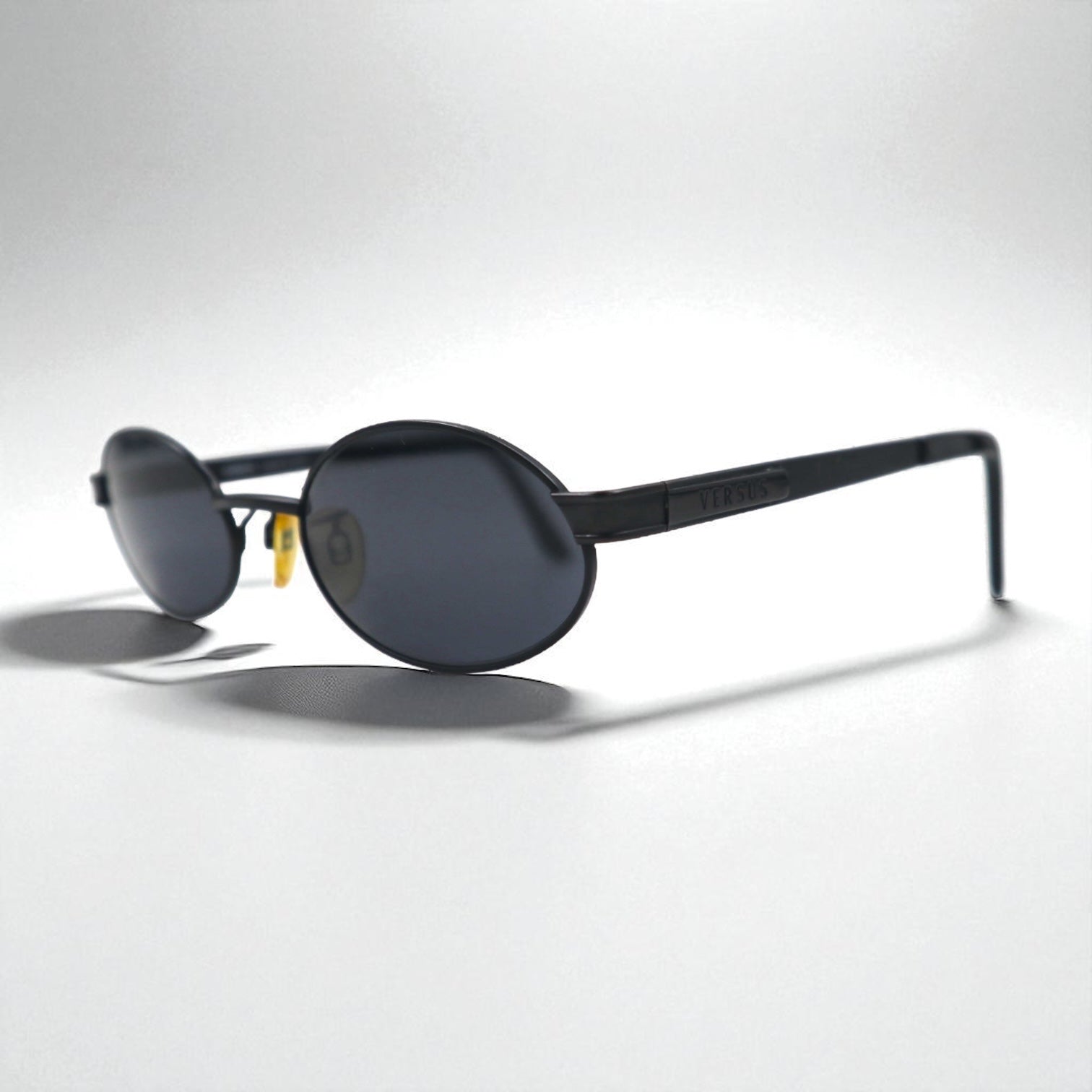 VERSACE Occhiali da sole ovali Made in Italy, montatura in metallo, neri, MOD.R65