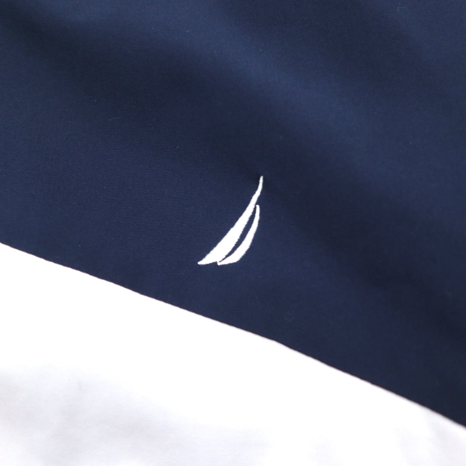 Giacca a vela NAUTICA Giacca a vento in nylon M Colori tricolore Blu navy Logo sulla manica Cappuccio ripiegabile