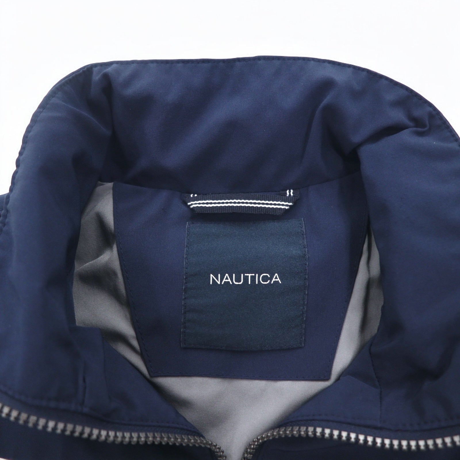 Giacca a vela NAUTICA Giacca a vento in nylon M Colori tricolore Blu navy Logo sulla manica Cappuccio ripiegabile