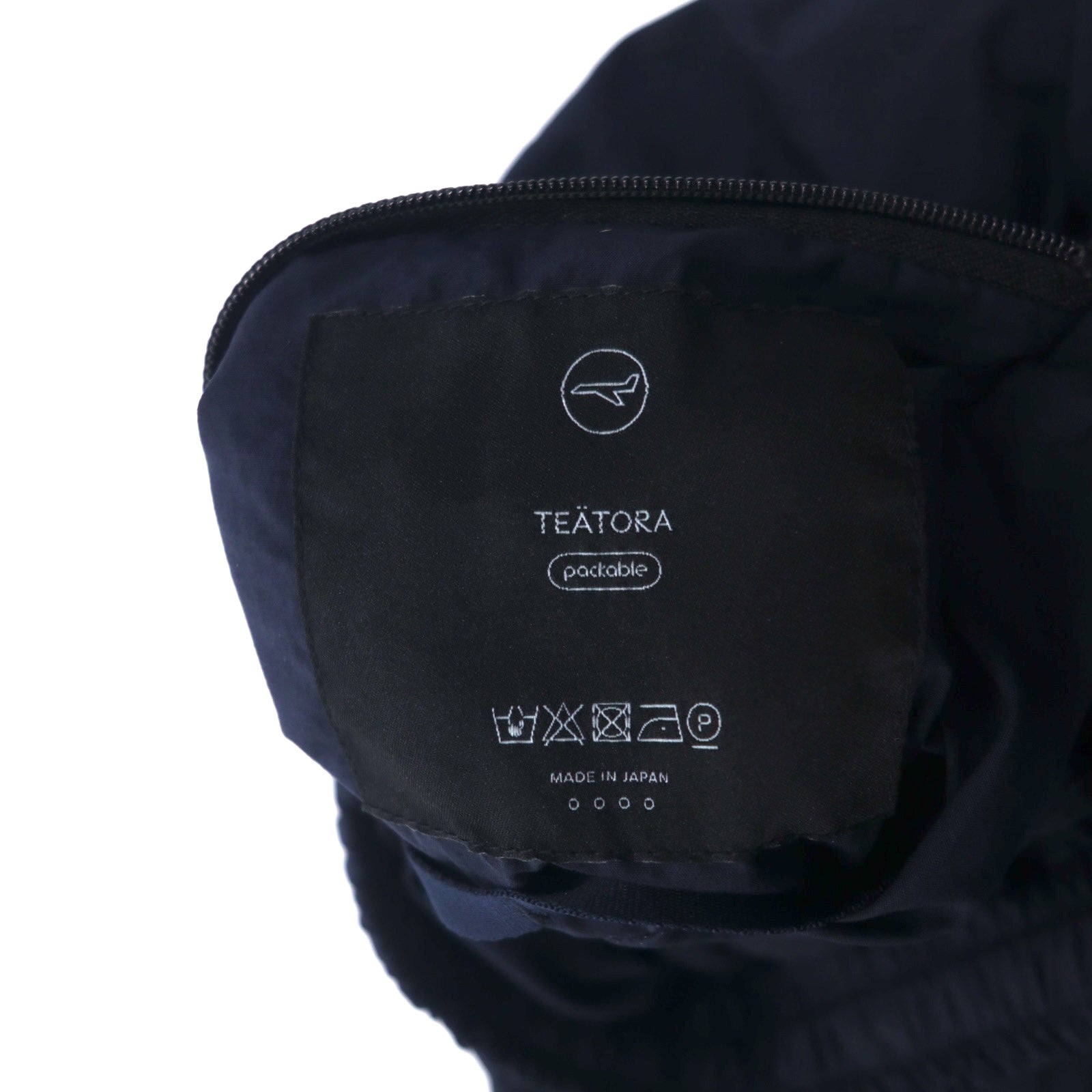 Completo TEATORA DEVICE JKT / WALLET PANTS taglia L, colore blu navy, in nylon PACKABLE, modelli TT-004-P / TT-203-P, Made in Japan.