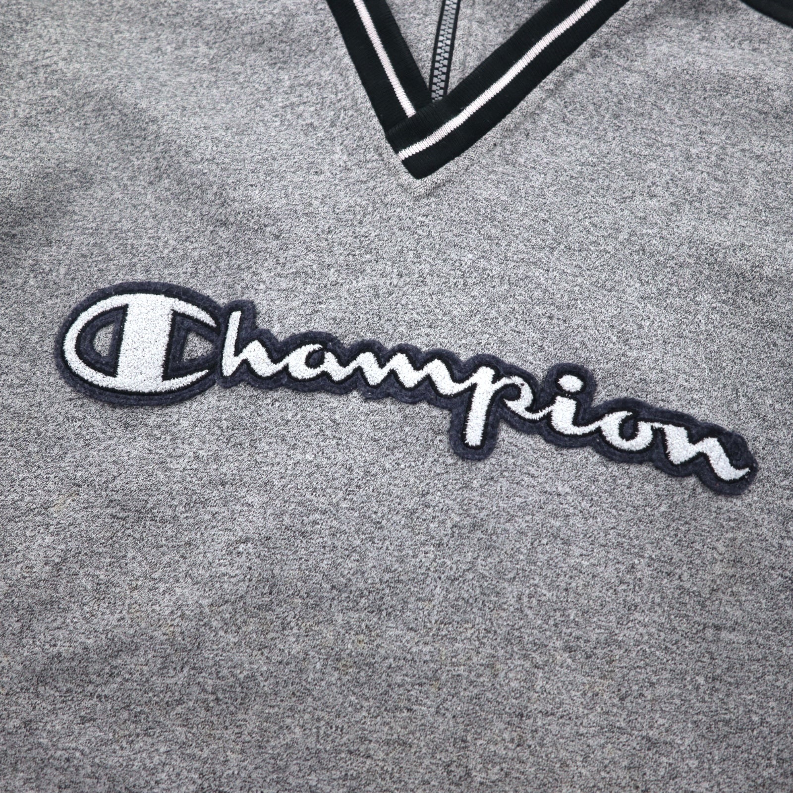 Champion USA anni '90, maglia a girocollo con mezza zip, prodotta in Italia, oversize (XL), colore grigio, in cotone, logo script ricamato, toppa.