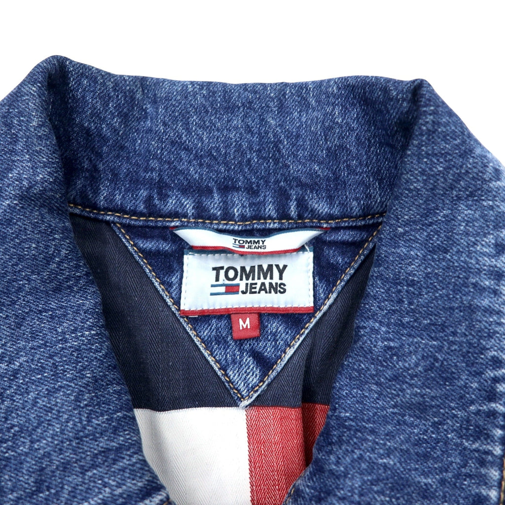 TOMMY JEANS Giacca oversize di jeans da camionista, taglia M, blu, con logo a bandiera riflettente, OVERSIZED DENIM TRUCKER JACKET DM0DM07596-1A5