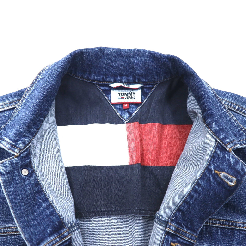 TOMMY JEANS Giacca oversize di jeans da camionista, taglia M, blu, con logo a bandiera riflettente, OVERSIZED DENIM TRUCKER JACKET DM0DM07596-1A5