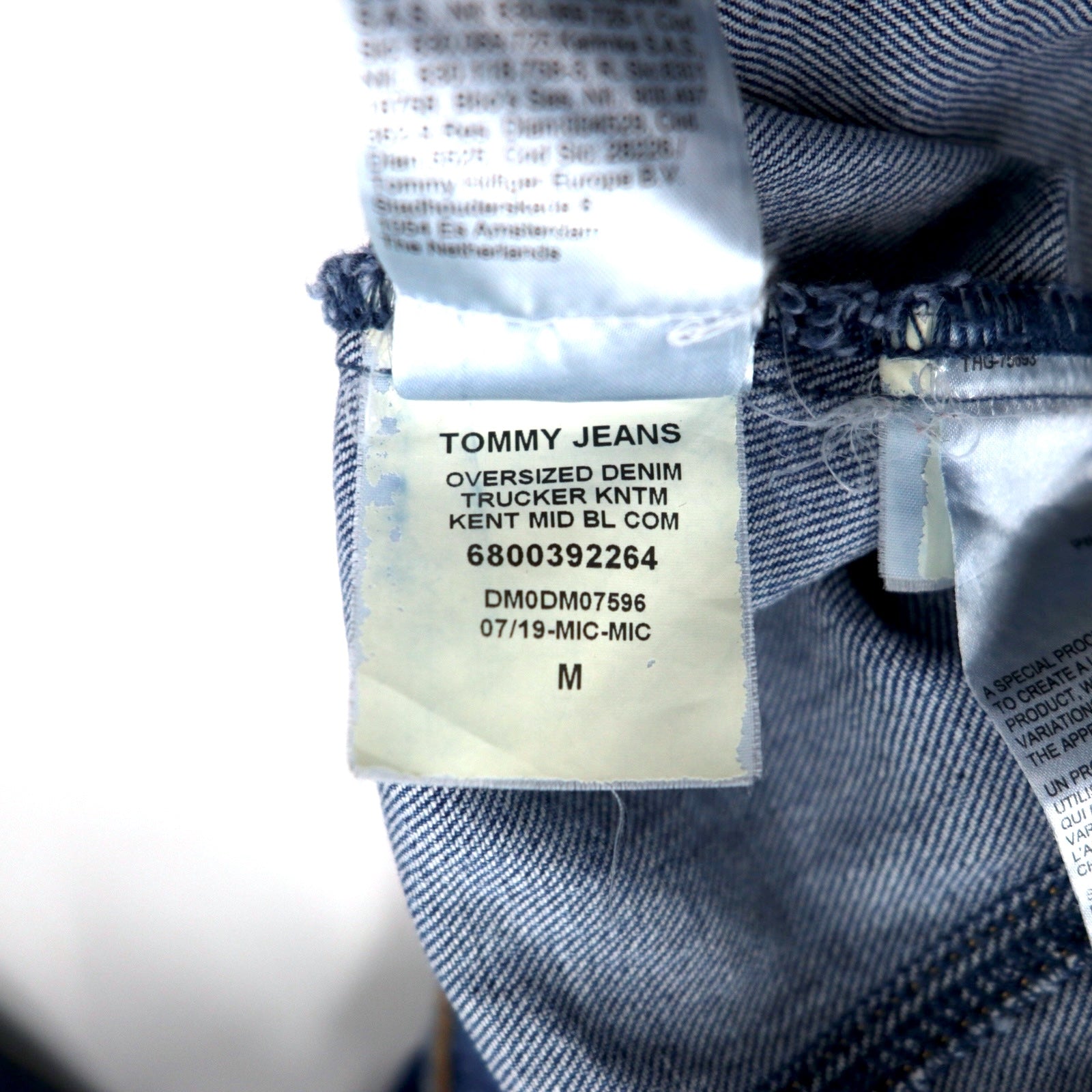 TOMMY JEANS Giacca oversize di jeans da camionista, taglia M, blu, con logo a bandiera riflettente, OVERSIZED DENIM TRUCKER JACKET DM0DM07596-1A5