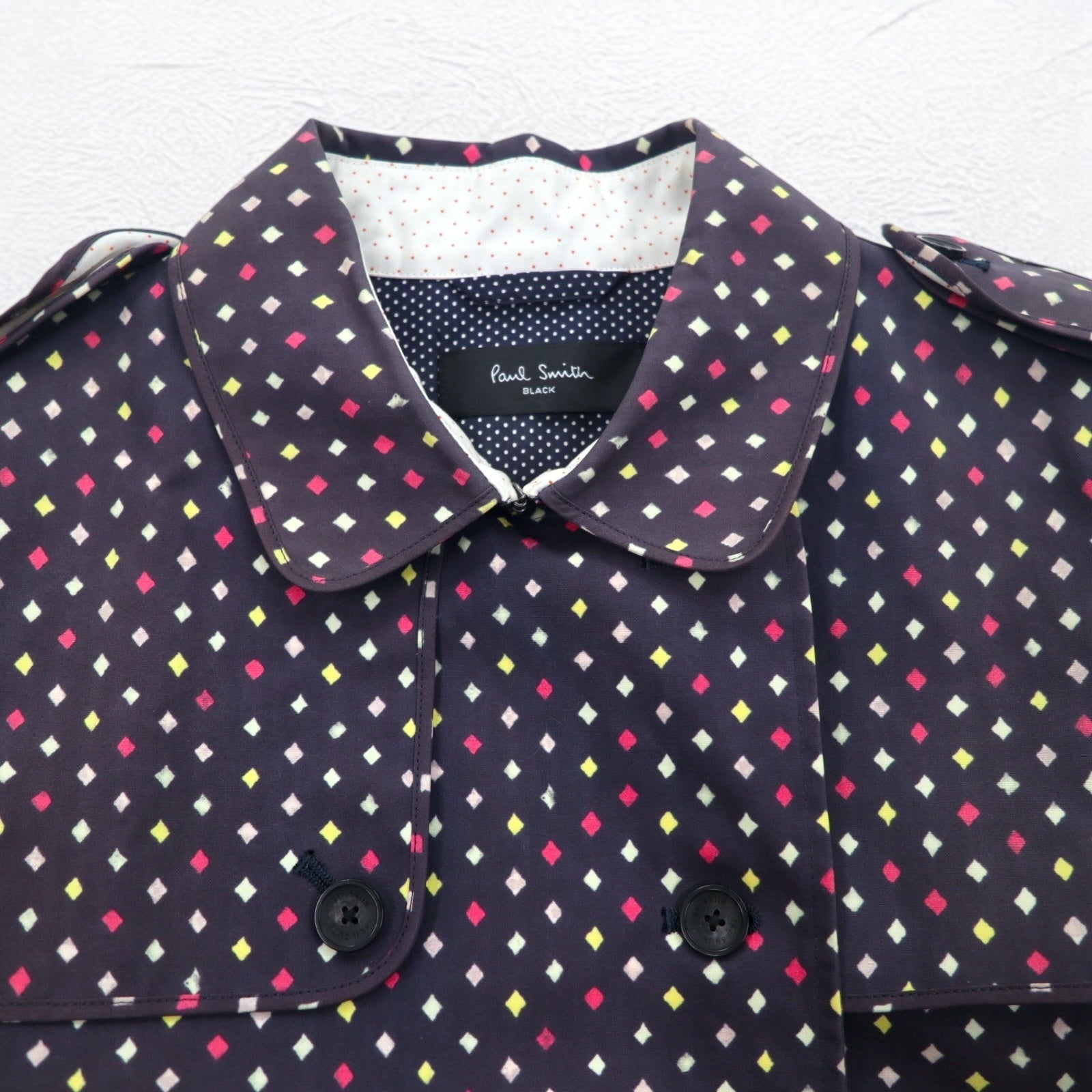 Paul Smith BLACK Trench in gomma taglia L, blu navy, fantasia a pois, doppiopetto, con cintura, impermeabile