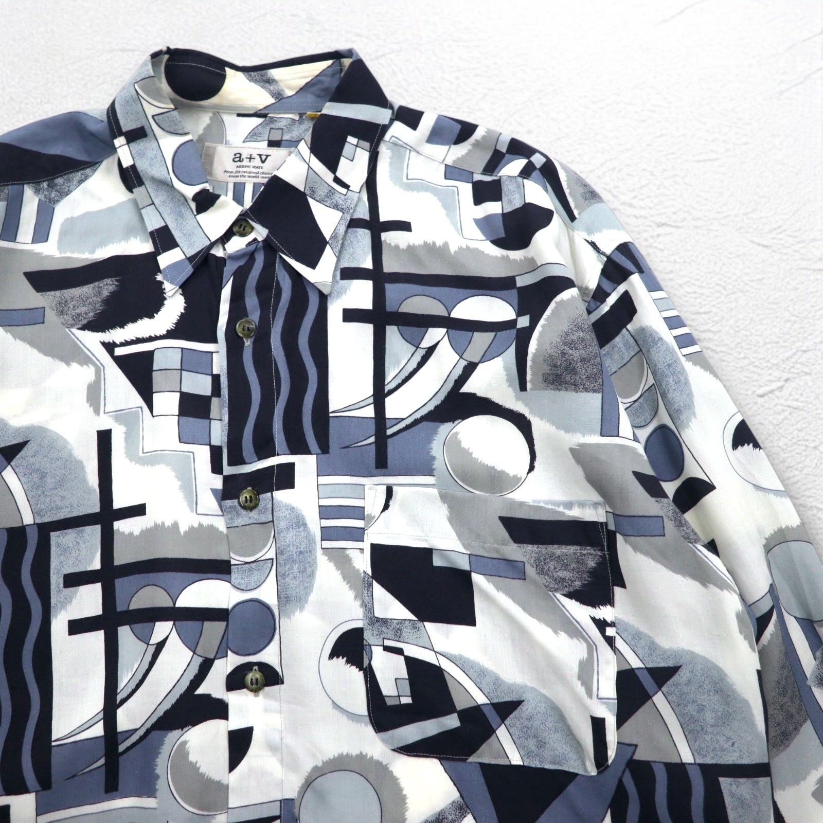 Camicia vintage in rayon anni '90, fabbricata in Giappone, a+v ABBRE VIATE anni '90, fantasia all-over, taglia unica, grigia, geometrica, in rayon, made in Japan