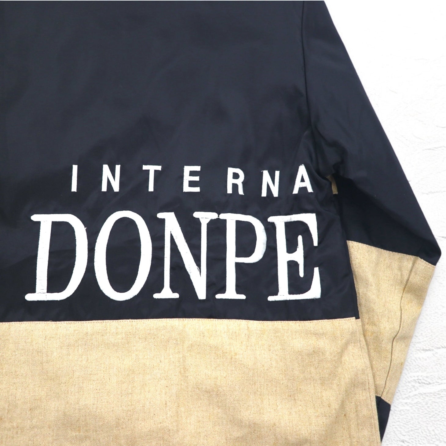 Anni '90 DON PELIENO Giacca in nylon con cappuccio XL nera, inserti in materiali diversi