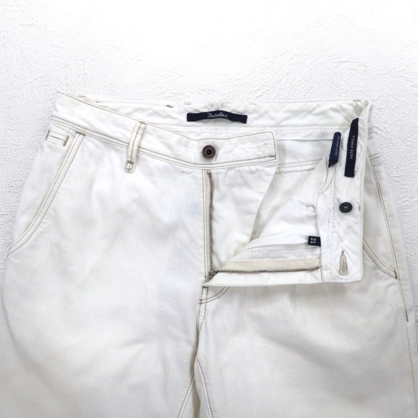 INCOTEX jeans dalla Romania, taglia M, bianchi, in cotone, modello TOMM SLIM, con patch in pelle e chiusura a zip.