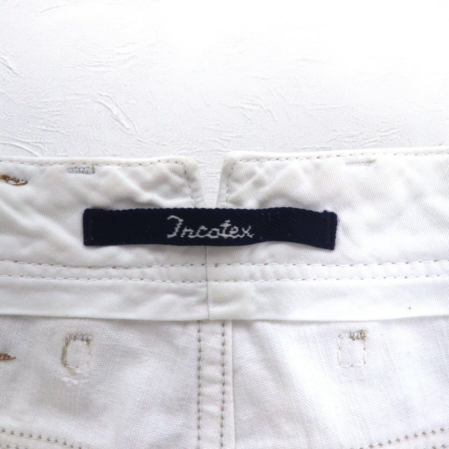 INCOTEX jeans dalla Romania, taglia M, bianchi, in cotone, modello TOMM SLIM, con patch in pelle e chiusura a zip.
