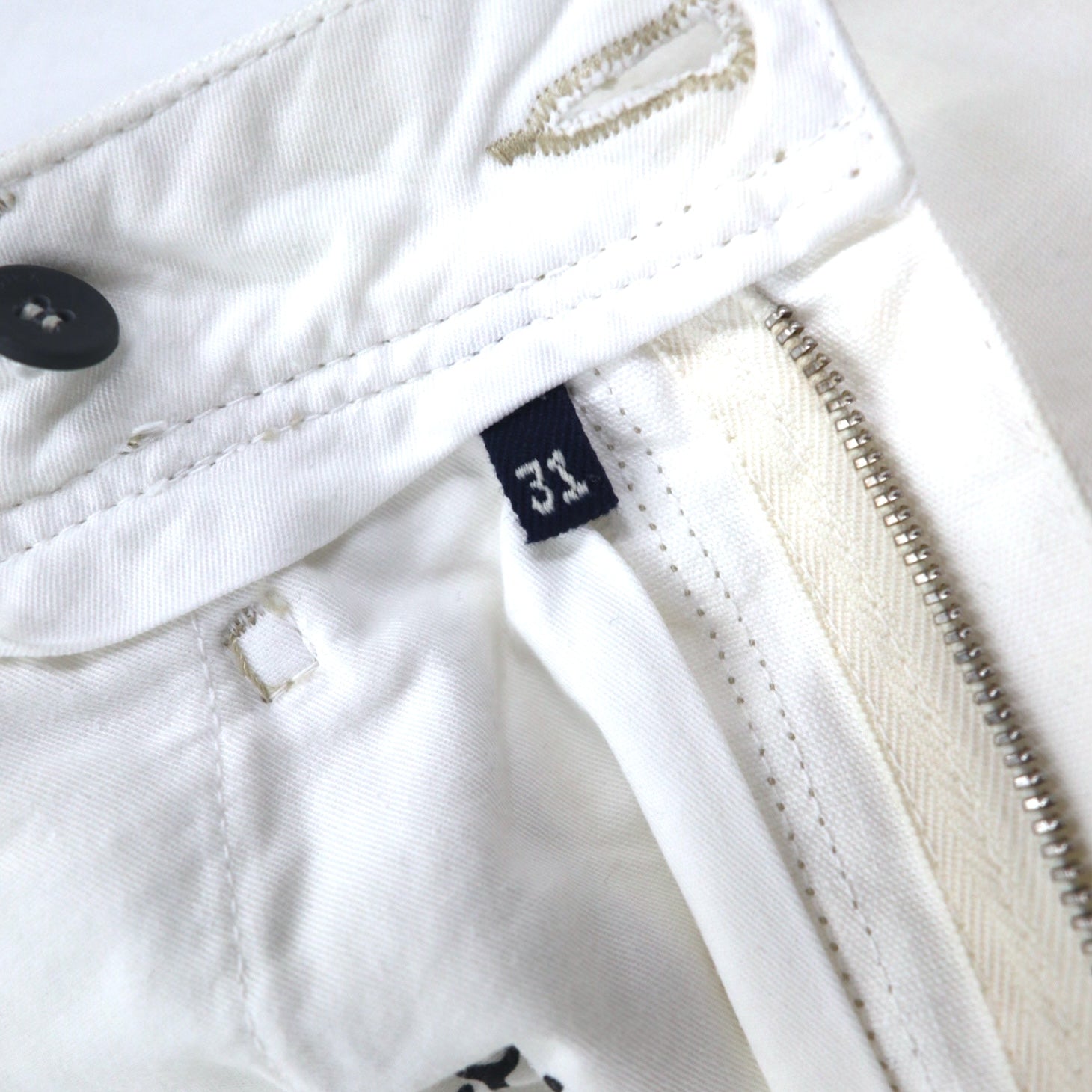 INCOTEX jeans dalla Romania, taglia M, bianchi, in cotone, modello TOMM SLIM, con patch in pelle e chiusura a zip.