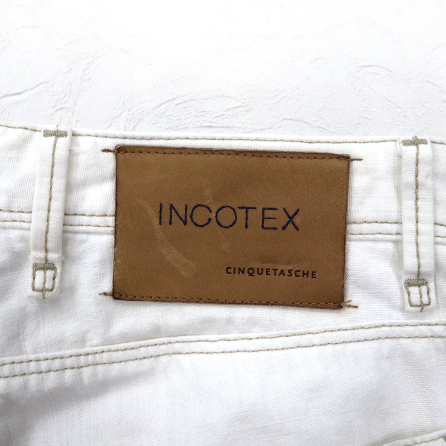 INCOTEX jeans dalla Romania, taglia M, bianchi, in cotone, modello TOMM SLIM, con patch in pelle e chiusura a zip.