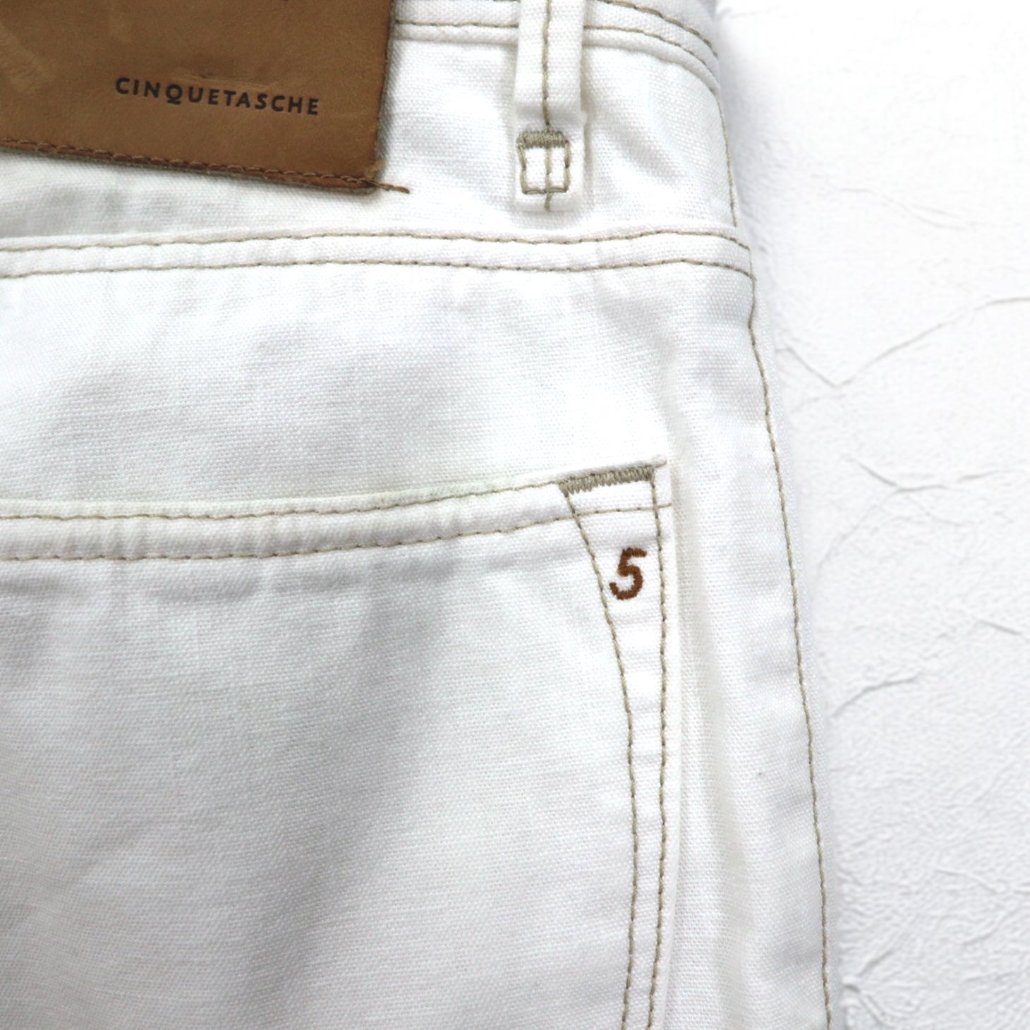 INCOTEX jeans dalla Romania, taglia M, bianchi, in cotone, modello TOMM SLIM, con patch in pelle e chiusura a zip.