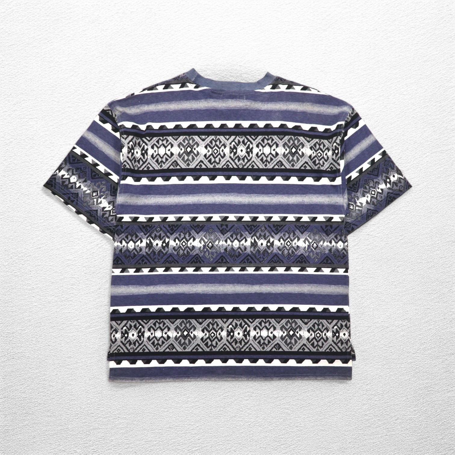 T-shirt a fantasia etnica anni '90, taglia L, grigia, fantasia all-over, a righe, in cotone, mai usata.